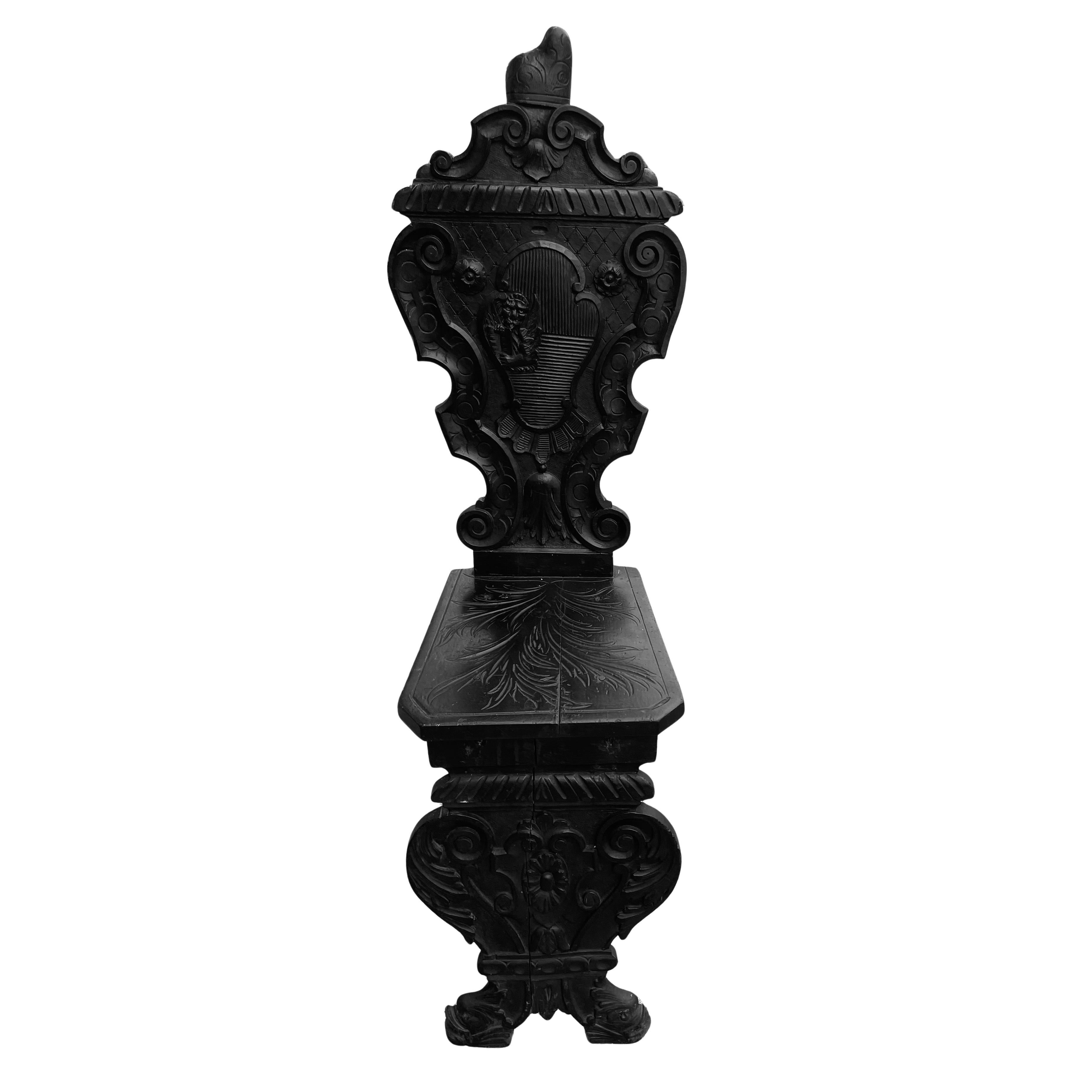 Si tratta di una sedia Sgabello assolutamente meravigliosa con un favoloso intaglio che comprende una corona stilizzata sulla parte superiore e un leone con le ali che regge un libro come punto focale decentrato. A volte questi sgabelli (una sedia