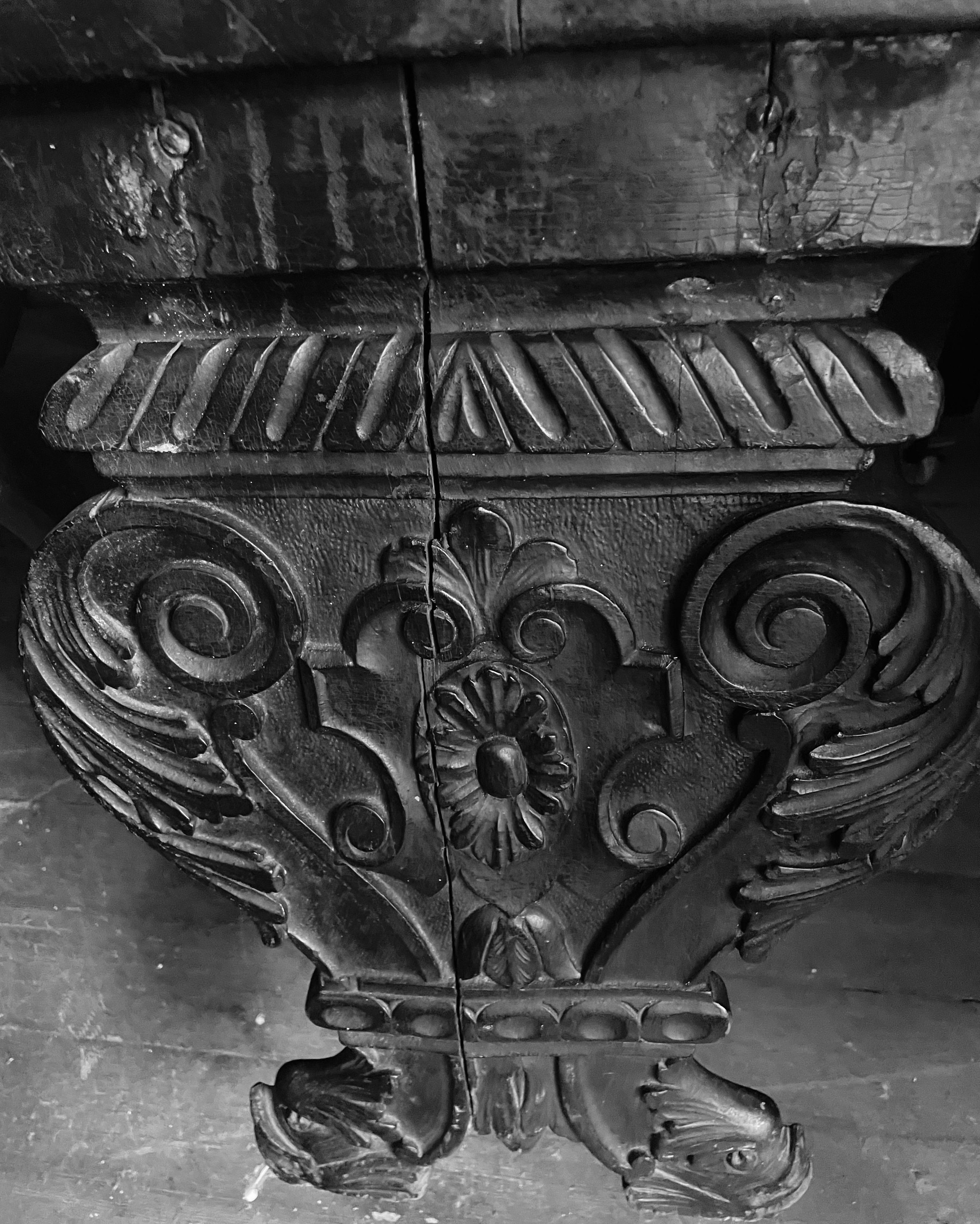Sedia da sala Sgabello del XIX secolo in noce intagliato in stile rinascimentale italiano in vendita 2