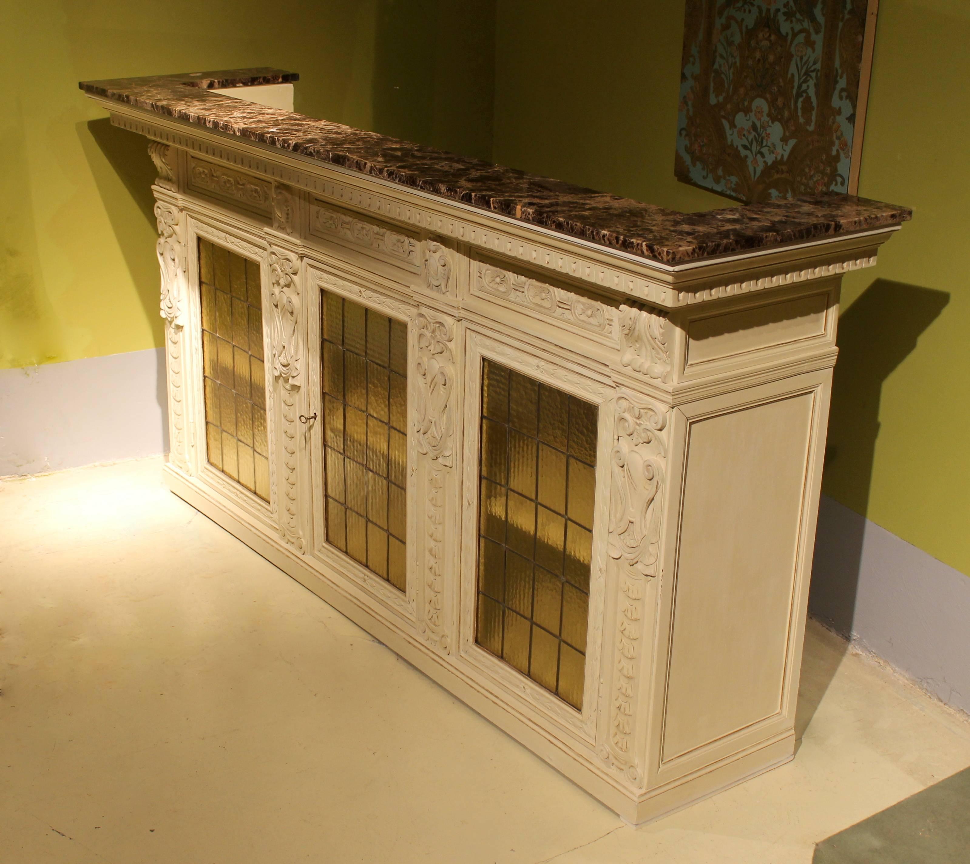 Italian Renaissance Revival Cream and Gold Lacquer Bar Counter with Marble Top In Excellent Condition In Firenze, IT