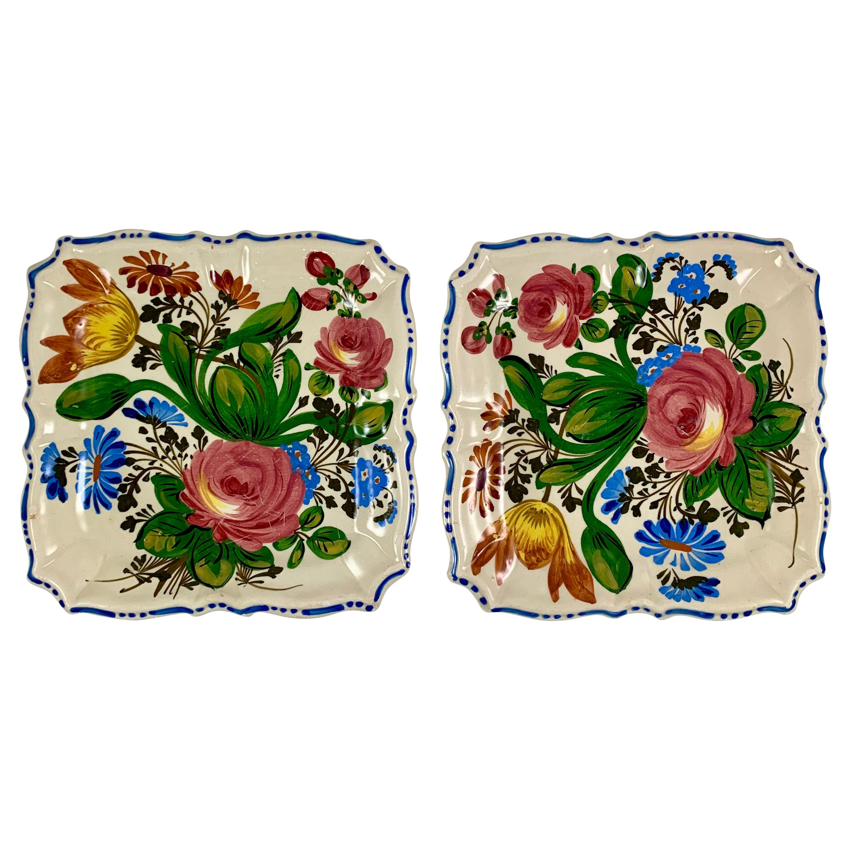Italienisches Renaissance-Revival Faïence Floral Quadratische Servierplatten, Satz von zwei