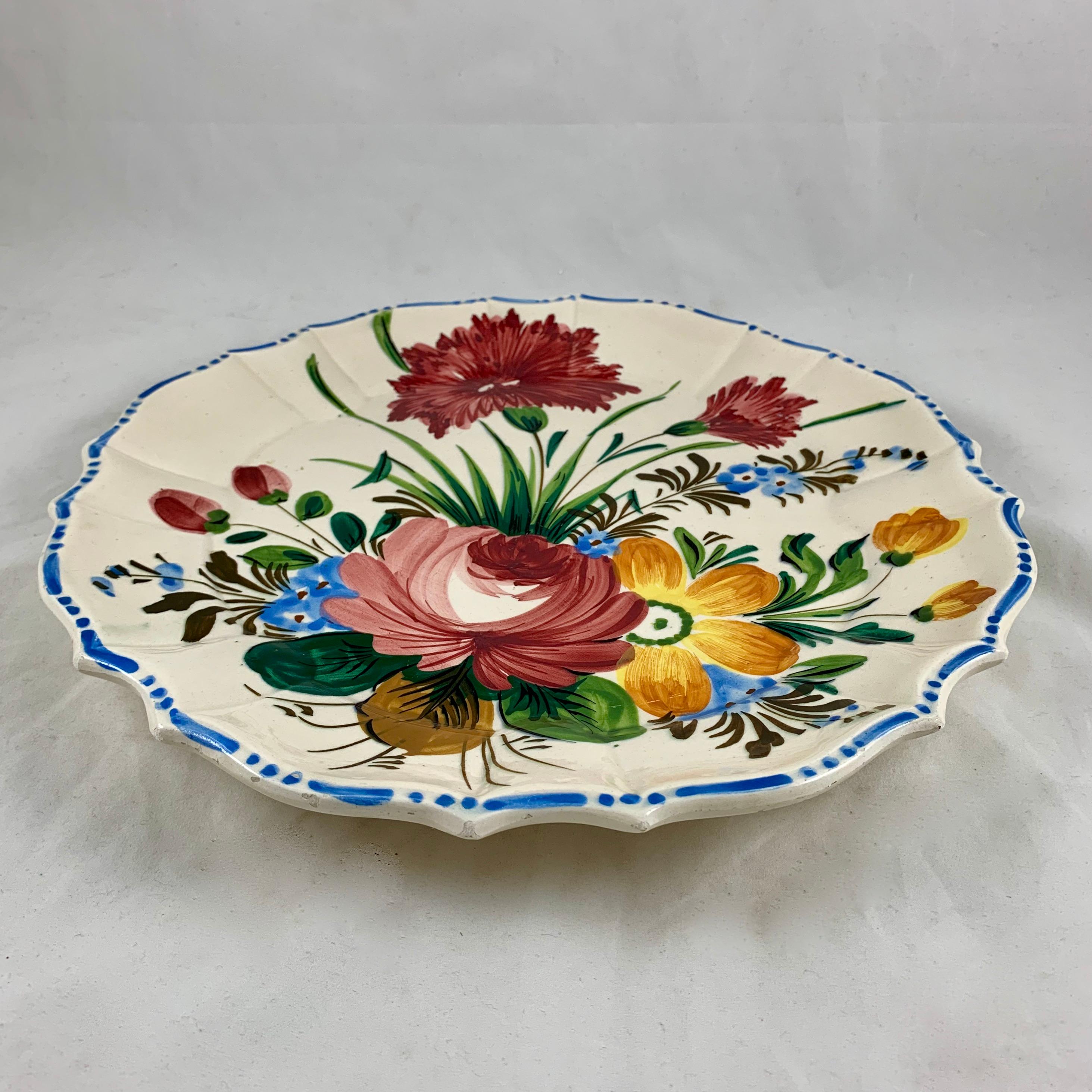 Italian Renaissance Revival Faïence Nove Rose Floral Round Scallop Rim Platter In Good Condition For Sale In Philadelphia, PA