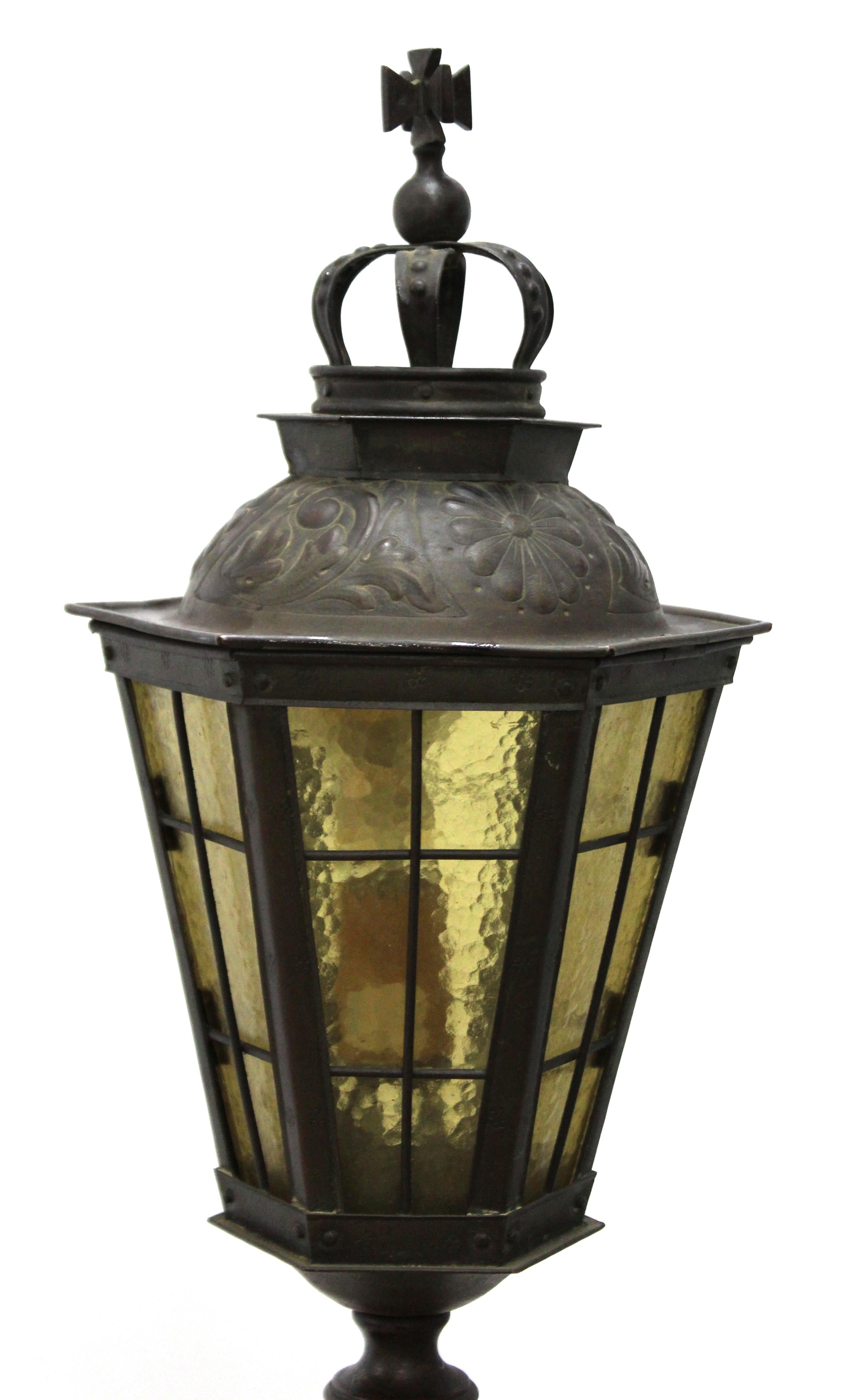 Italian Renaissance Revival Lantern Floor Lamp in Cast Bronze and Repousse Brass For Sale 3
