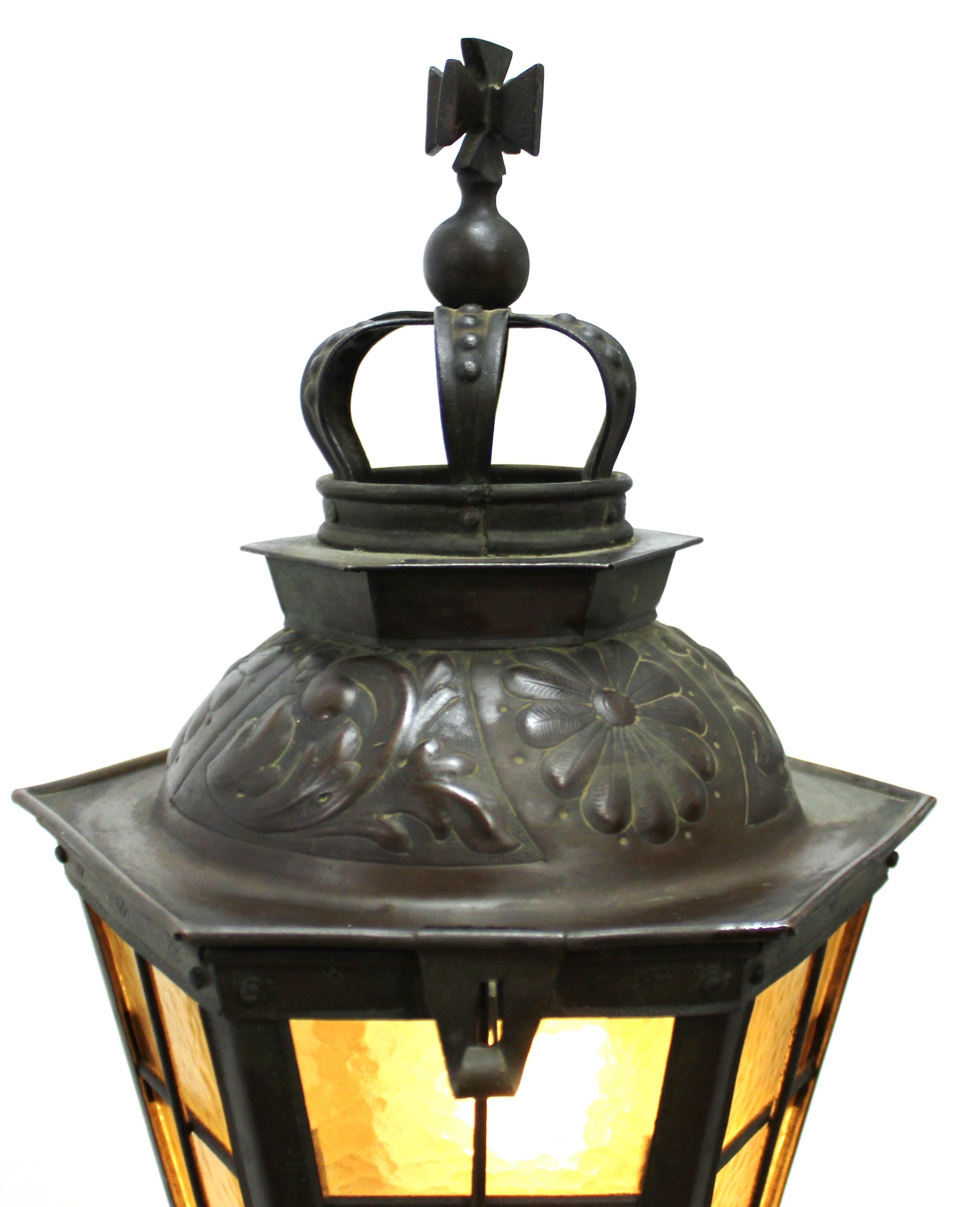 Italienische Stehlampe im Renaissance-Revival-Stil aus Bronzeguss und Repousse-Messing (Spätes 19. Jahrhundert) im Angebot