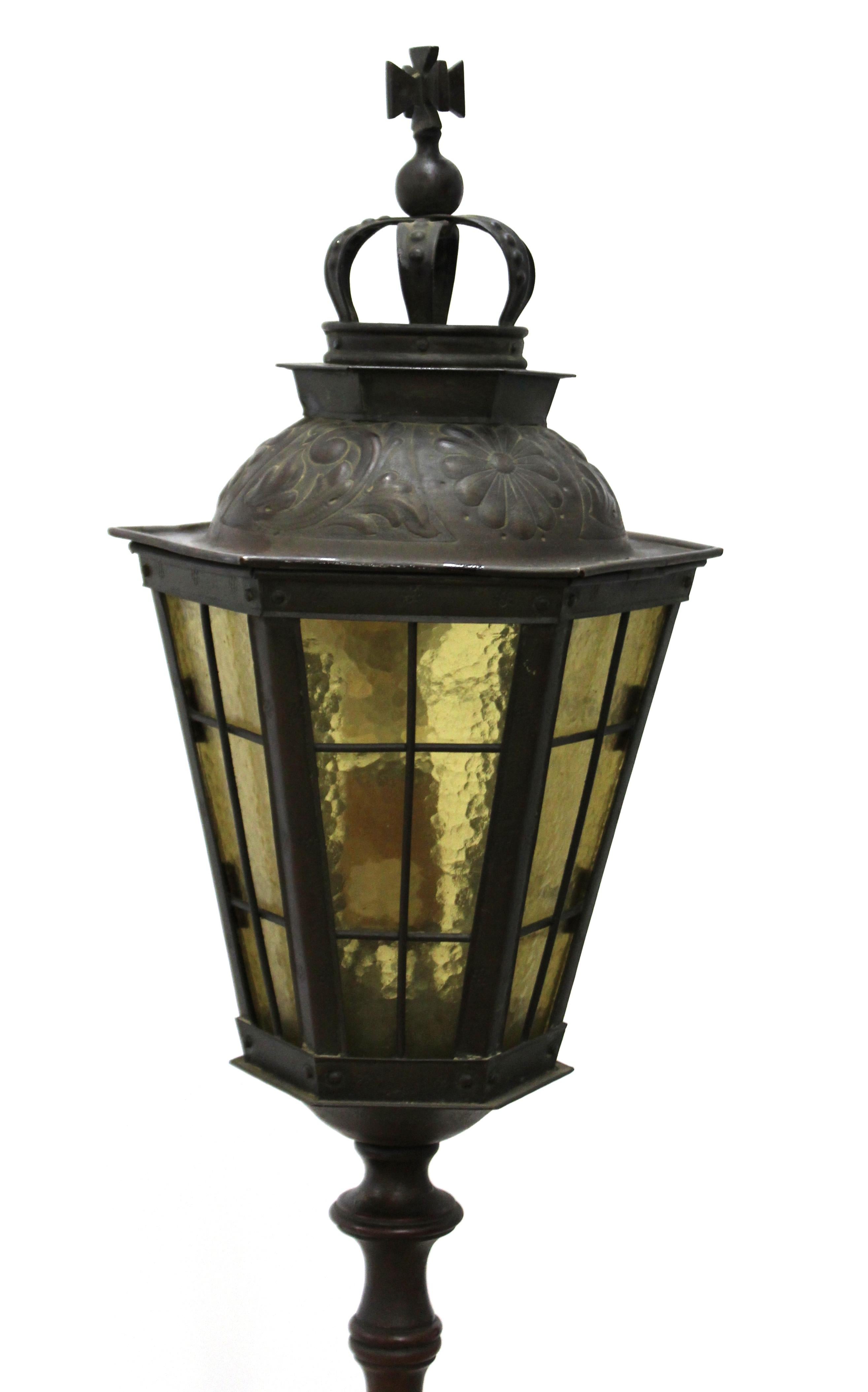Italian Renaissance Revival Lantern Floor Lamp in Cast Bronze and Repousse Brass For Sale 2