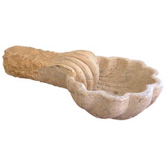 Italienisches Weihwasserbecken aus Marmor der Renaissance, handgeschnitzte Muschelform