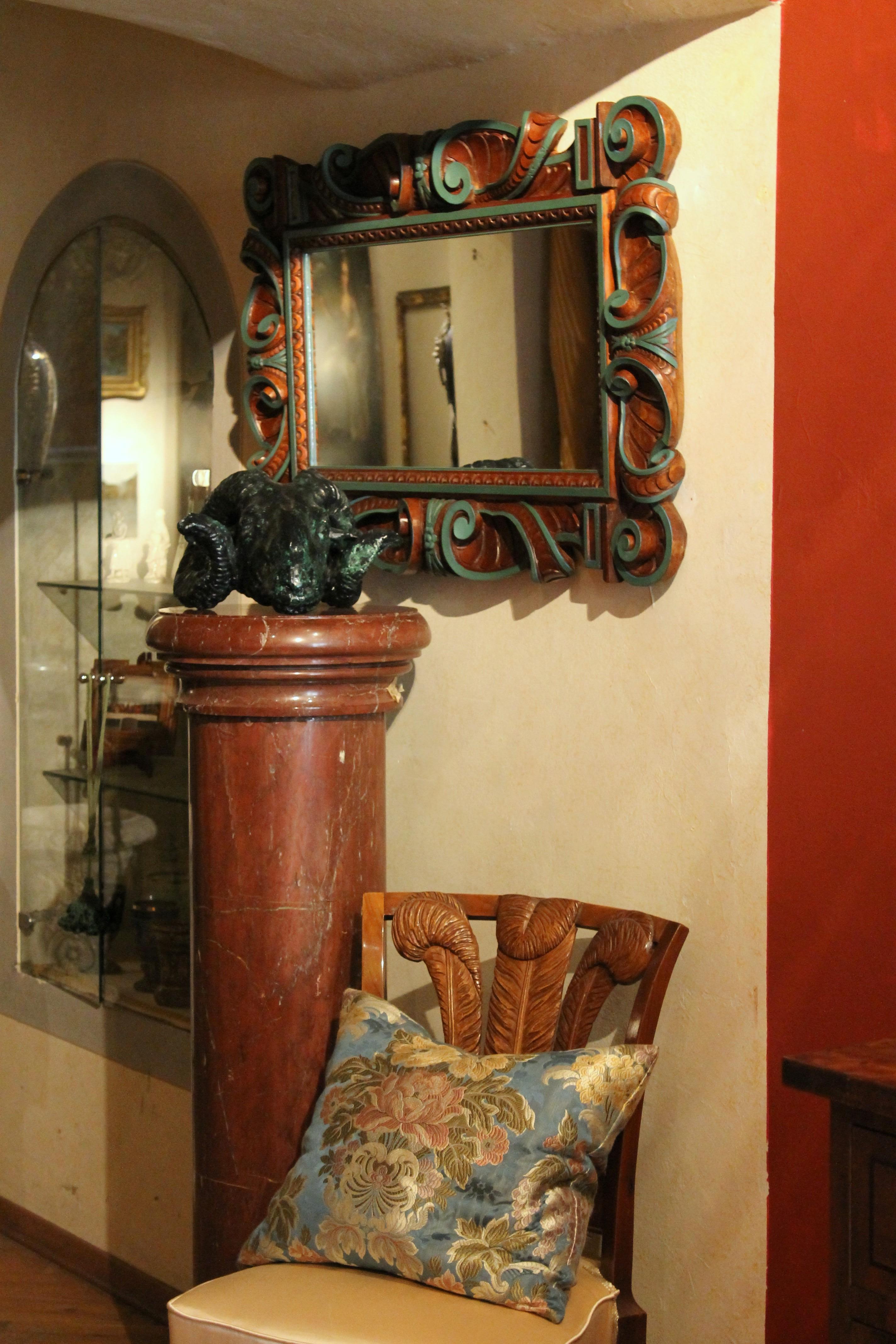Miroir à cadre de style Revive de la Renaissance italienne en bois de noyer sculpté et laqué 2