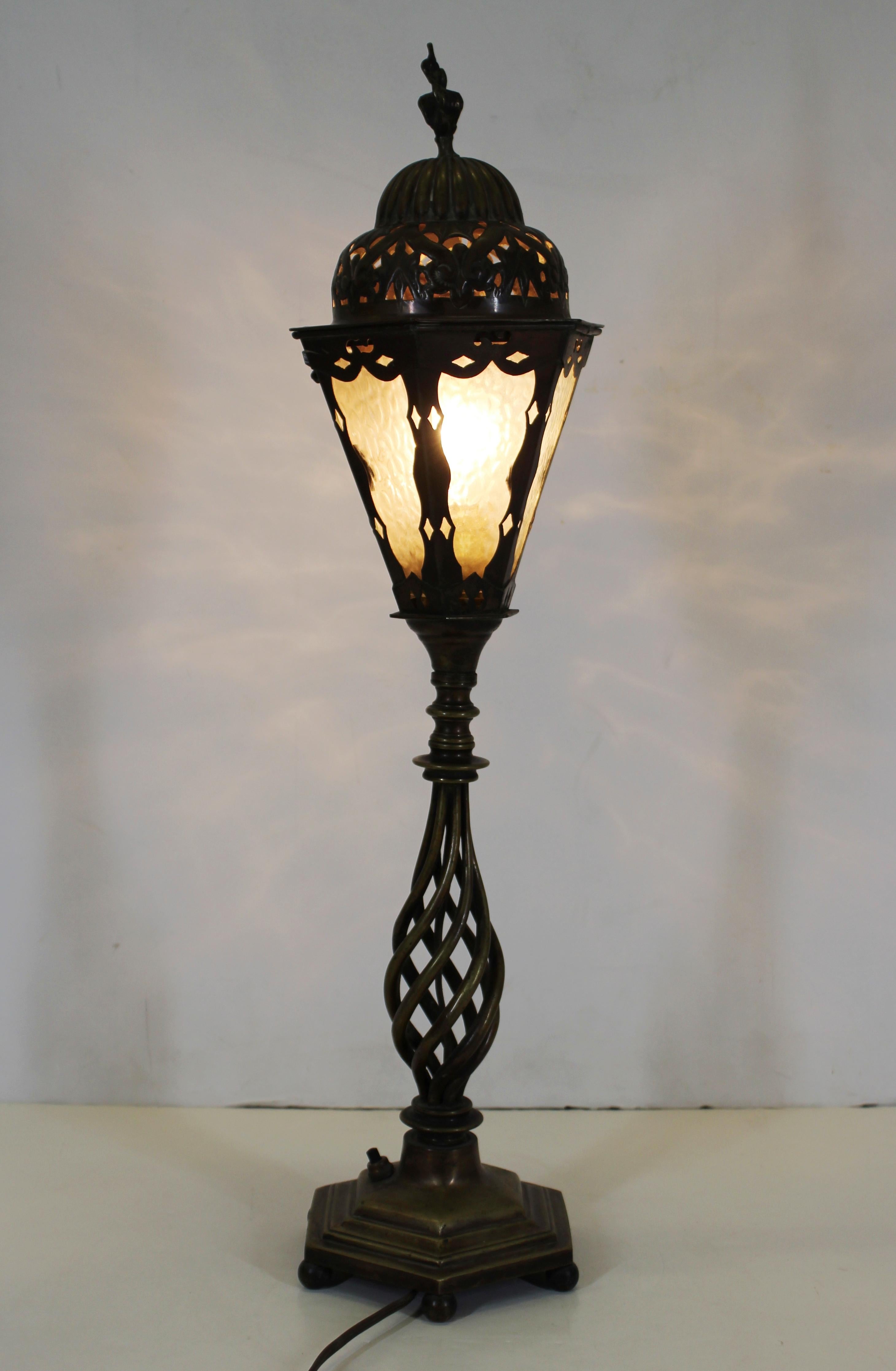 Italian Renaissance Revival Table Lamps in Brass Repousse and Cast Bronze For Sale 5