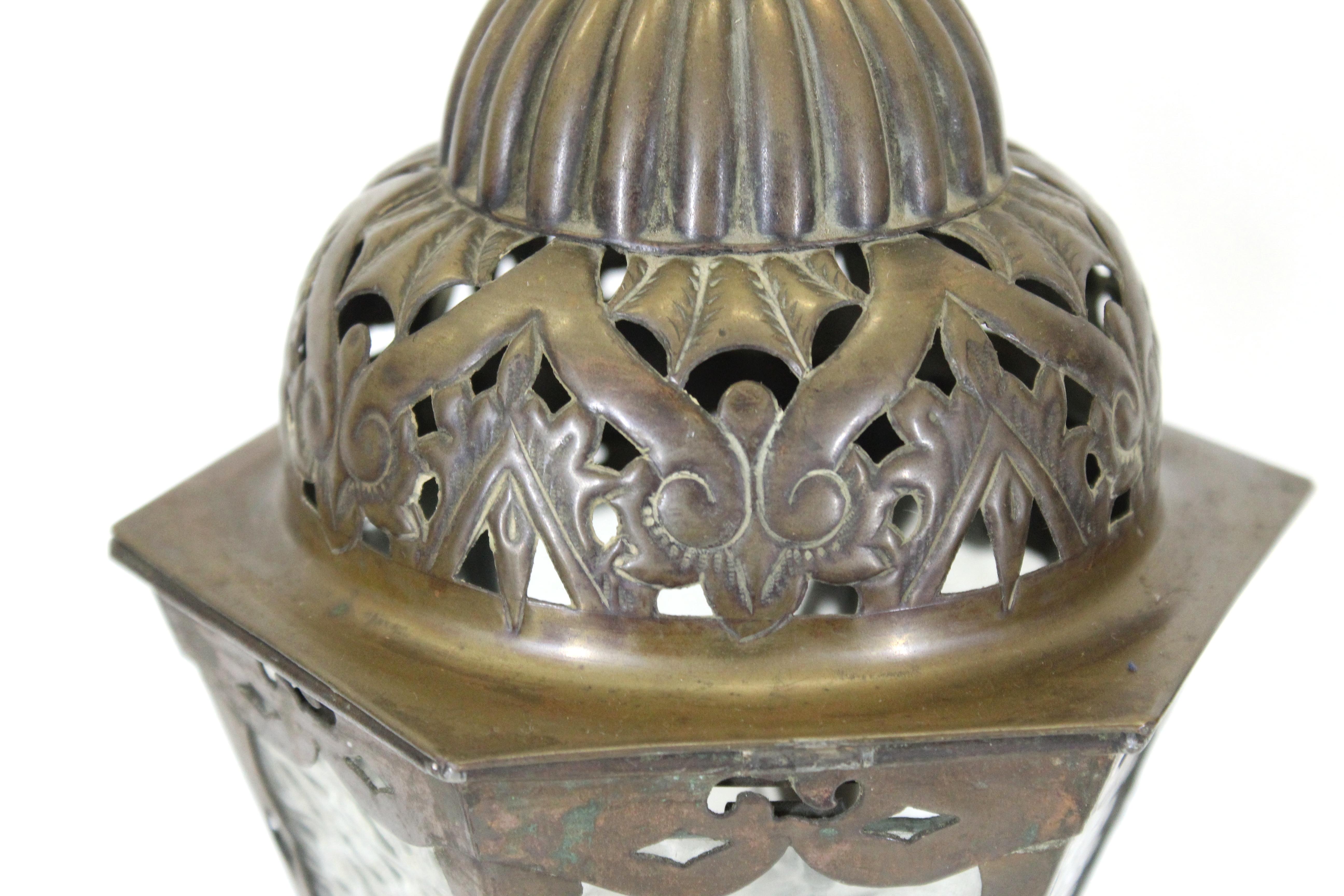 Début du 20ème siècle Lampes de table italiennes de style néo-Renaissance en laiton repoussé et en bronze moulé en vente
