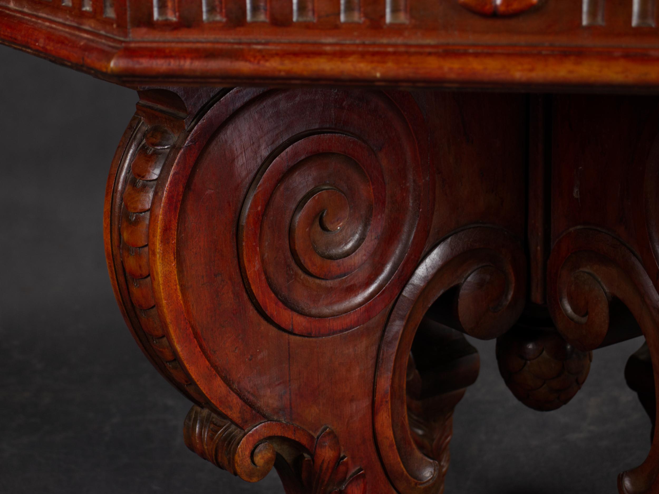 Table centrale en noyer de style Renaissance italienne, 19e siècle en vente 4