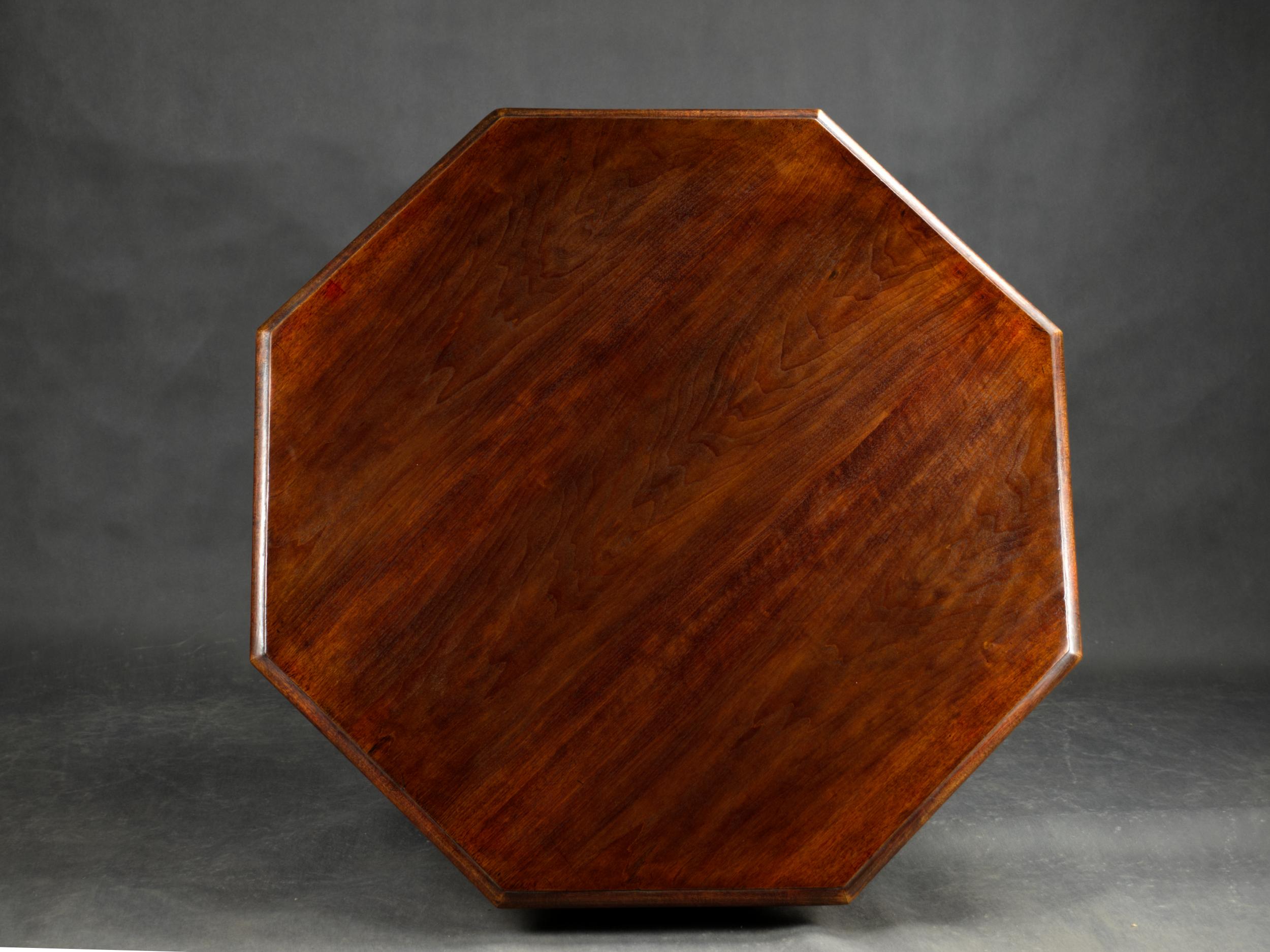 Table centrale en noyer de style Renaissance italienne, 19e siècle en vente 5