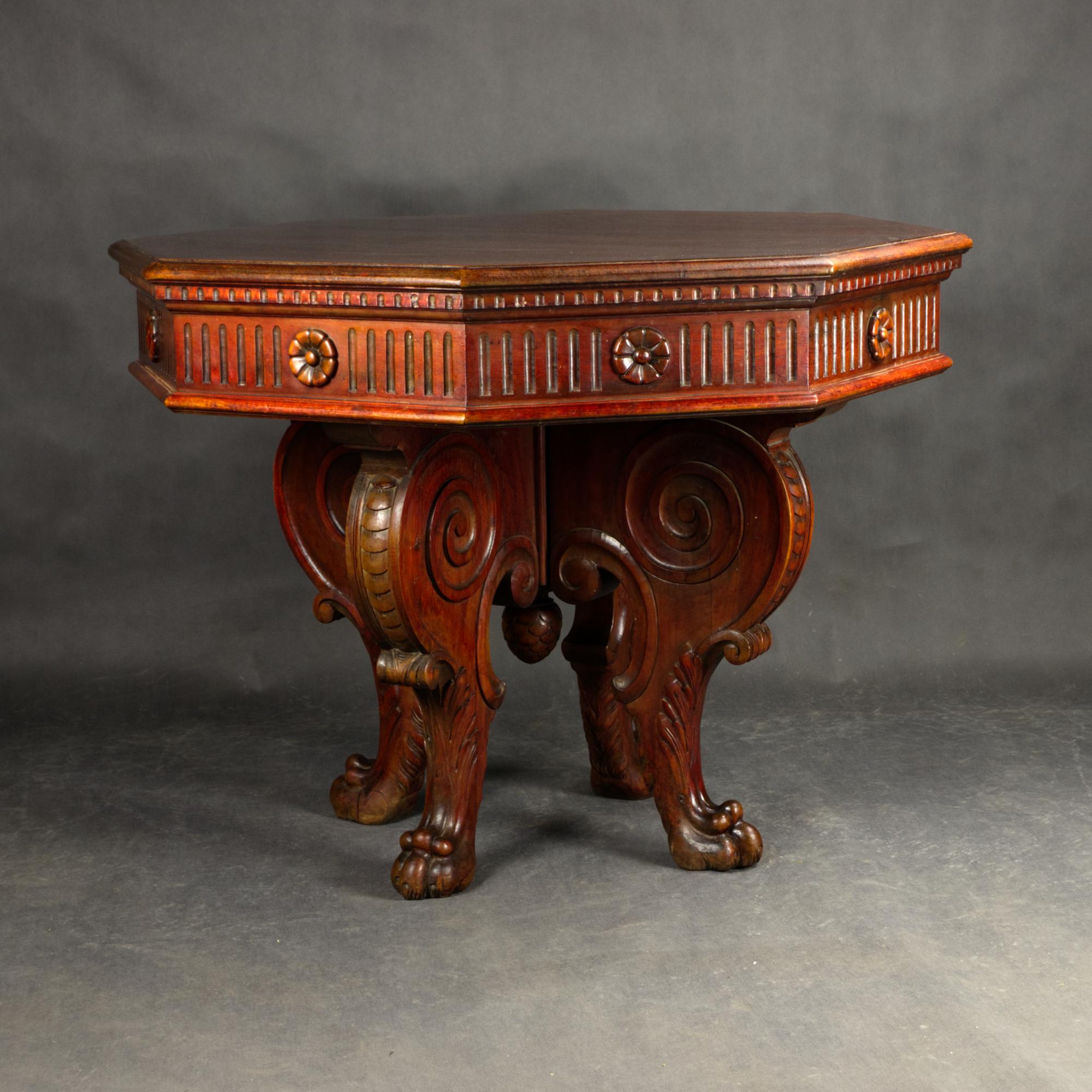 Néo-Renaissance Table centrale en noyer de style Renaissance italienne, 19e siècle en vente
