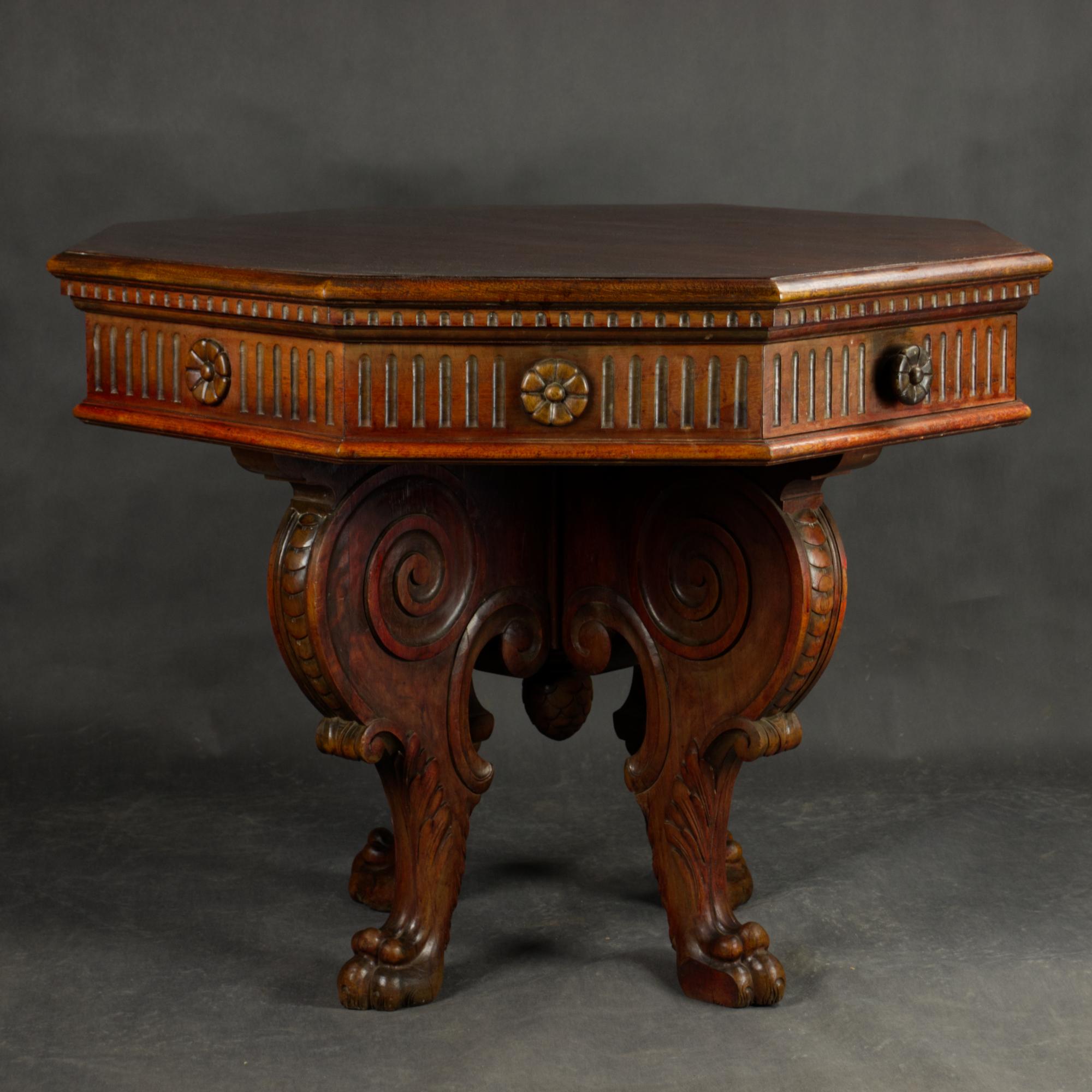 Sculpté à la main Table centrale en noyer de style Renaissance italienne, 19e siècle en vente