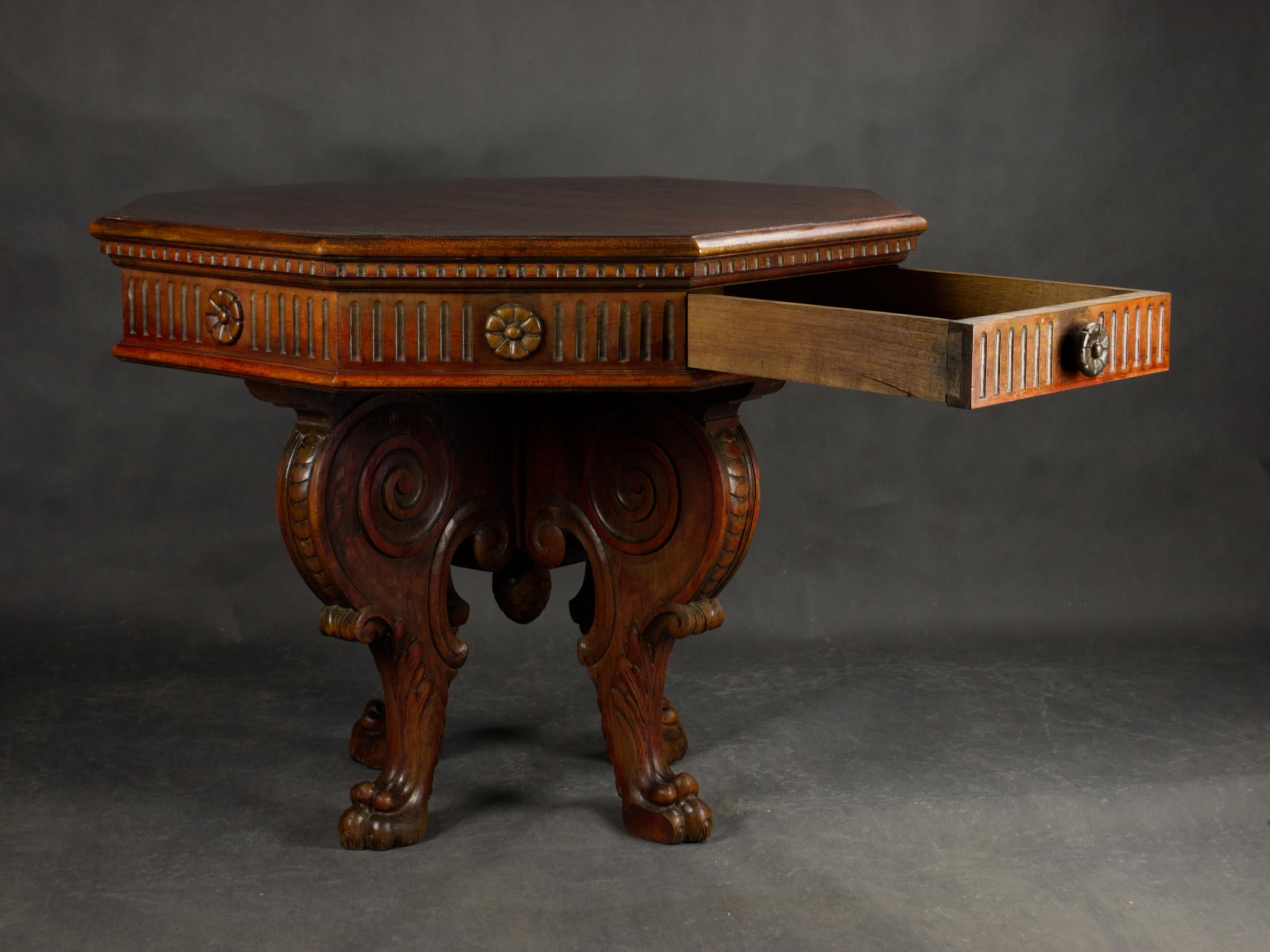 Table centrale en noyer de style Renaissance italienne, 19e siècle Bon état - En vente à Lucenec, SK