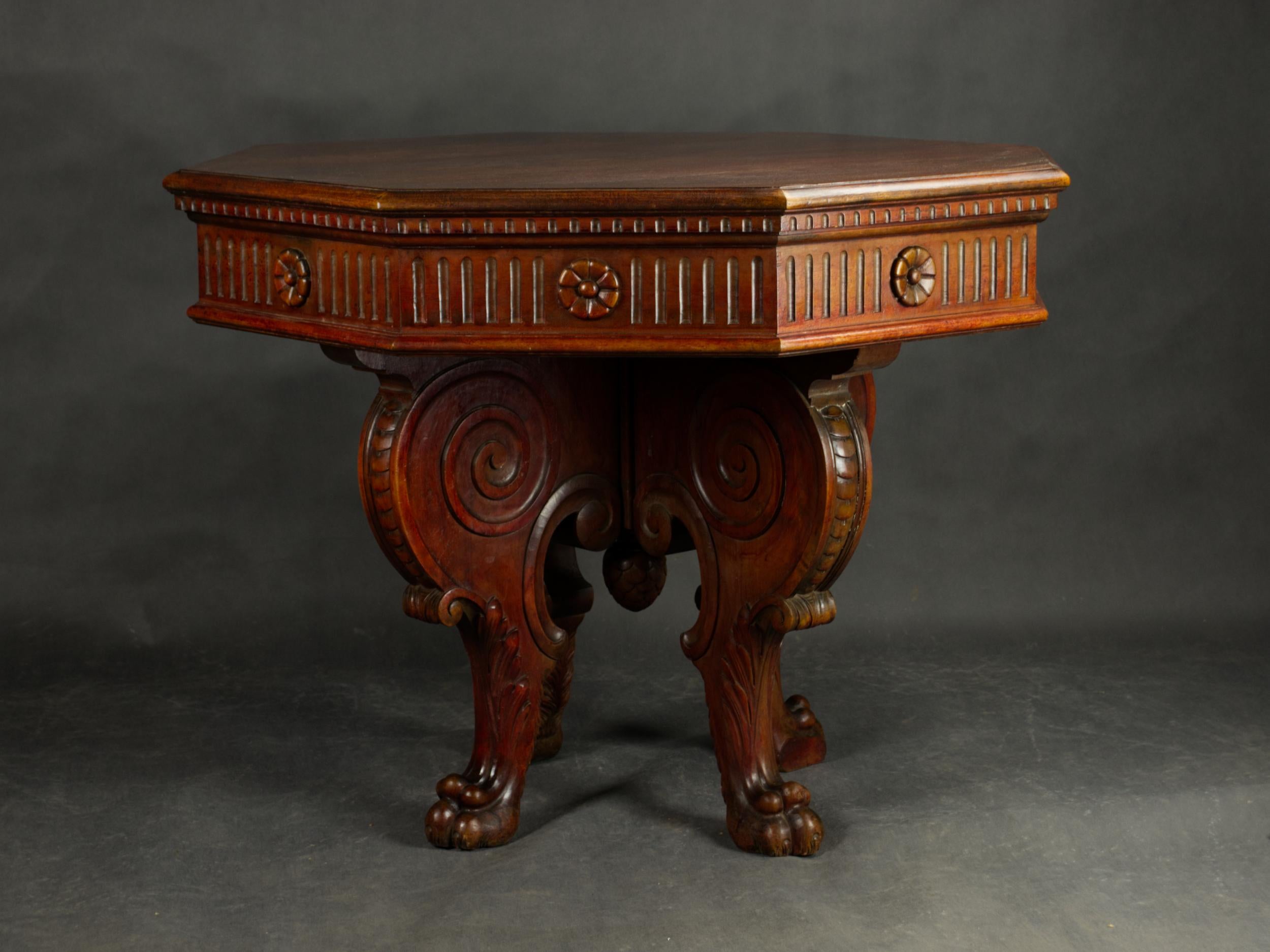 XIXe siècle Table centrale en noyer de style Renaissance italienne, 19e siècle en vente