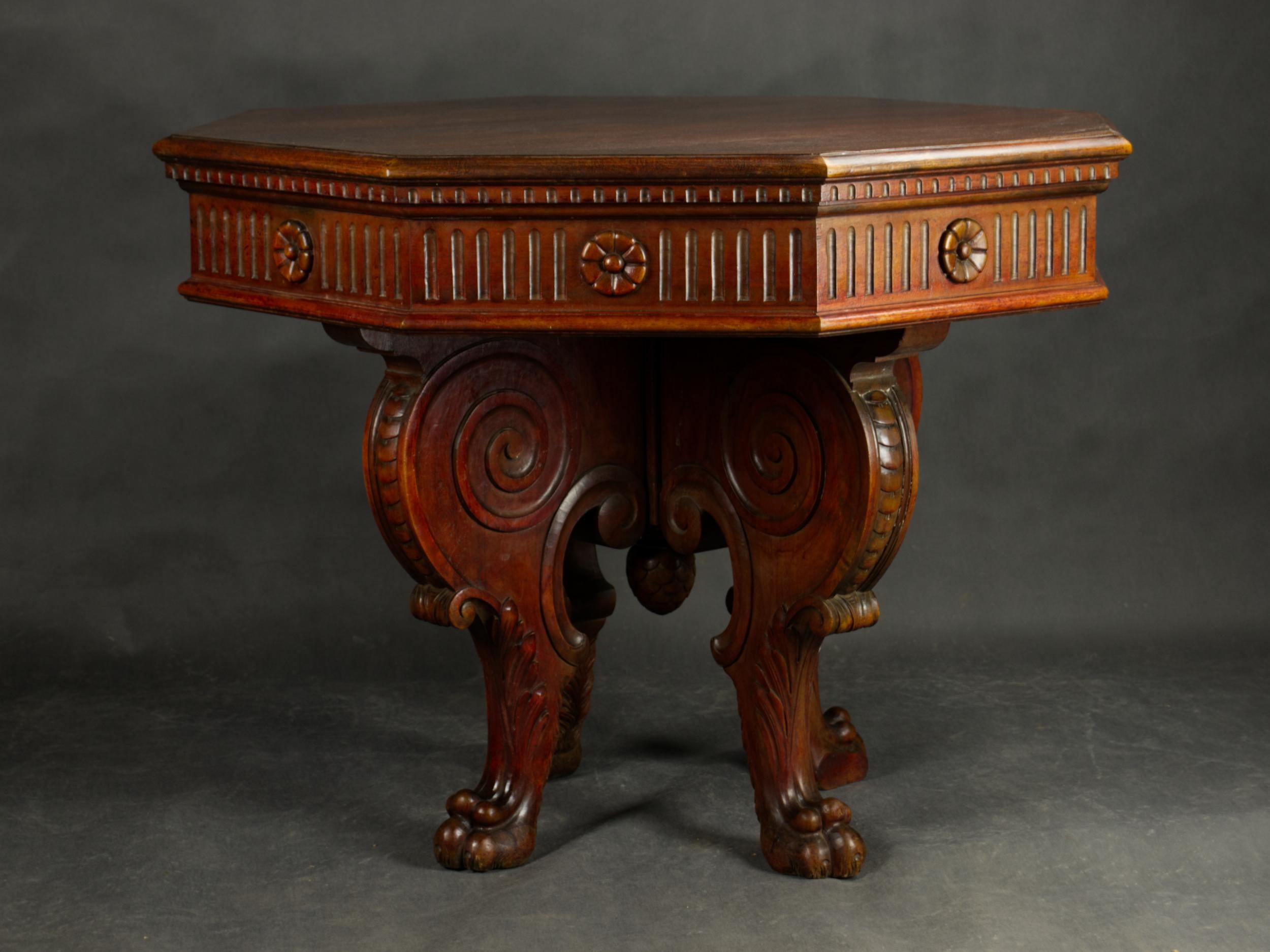 Noyer Table centrale en noyer de style Renaissance italienne, 19e siècle en vente