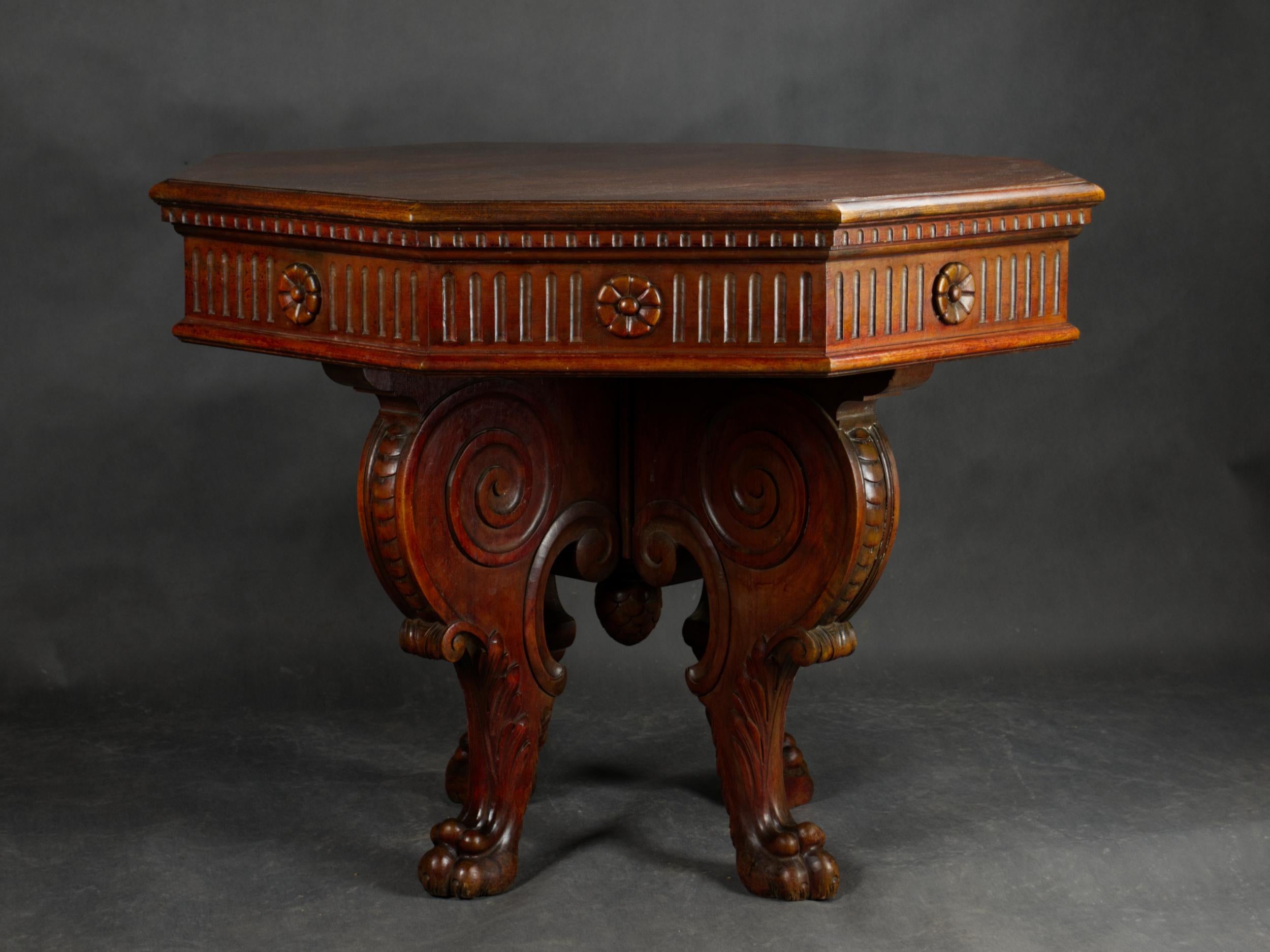 Table centrale en noyer de style Renaissance italienne, 19e siècle en vente 1