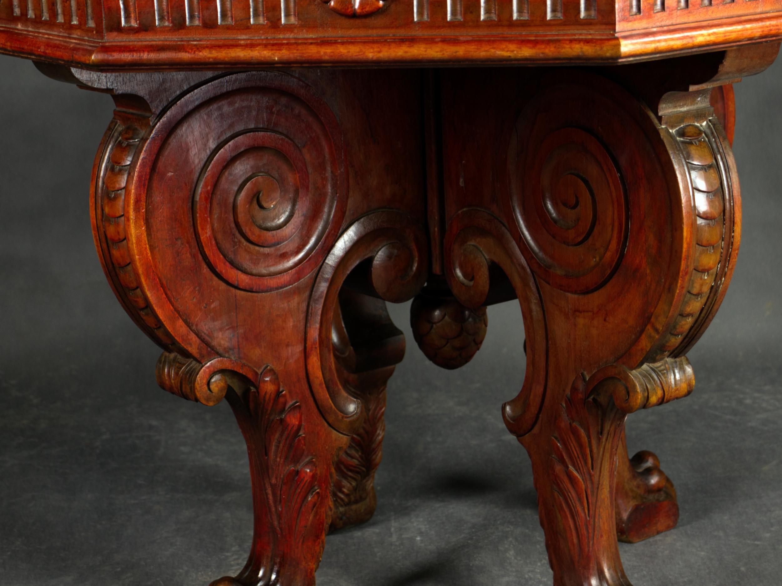 Table centrale en noyer de style Renaissance italienne, 19e siècle en vente 2