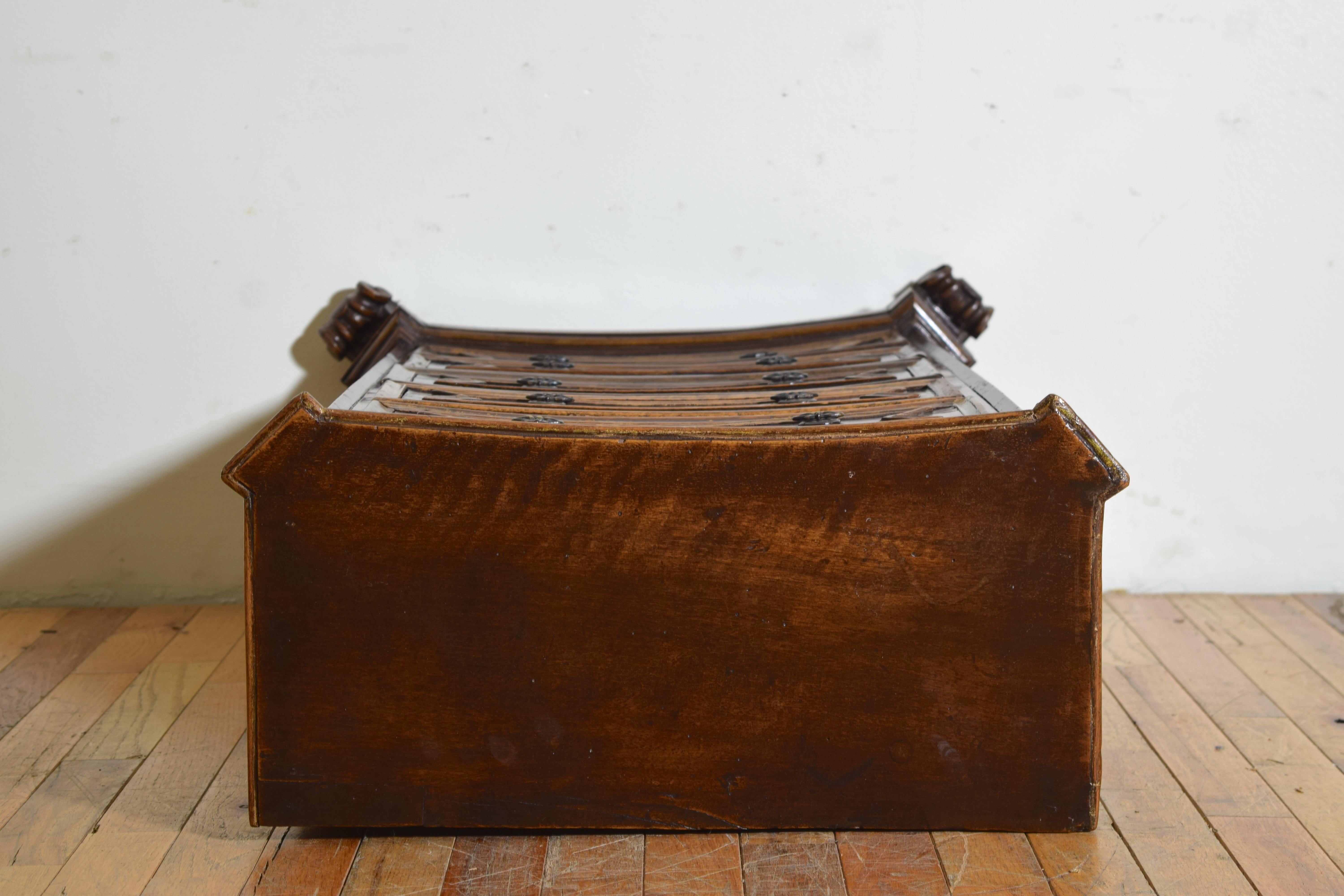 Italian Renaissance Revival Walnut & Giltwood 5-drawer Comodino, late 19th cen. 7