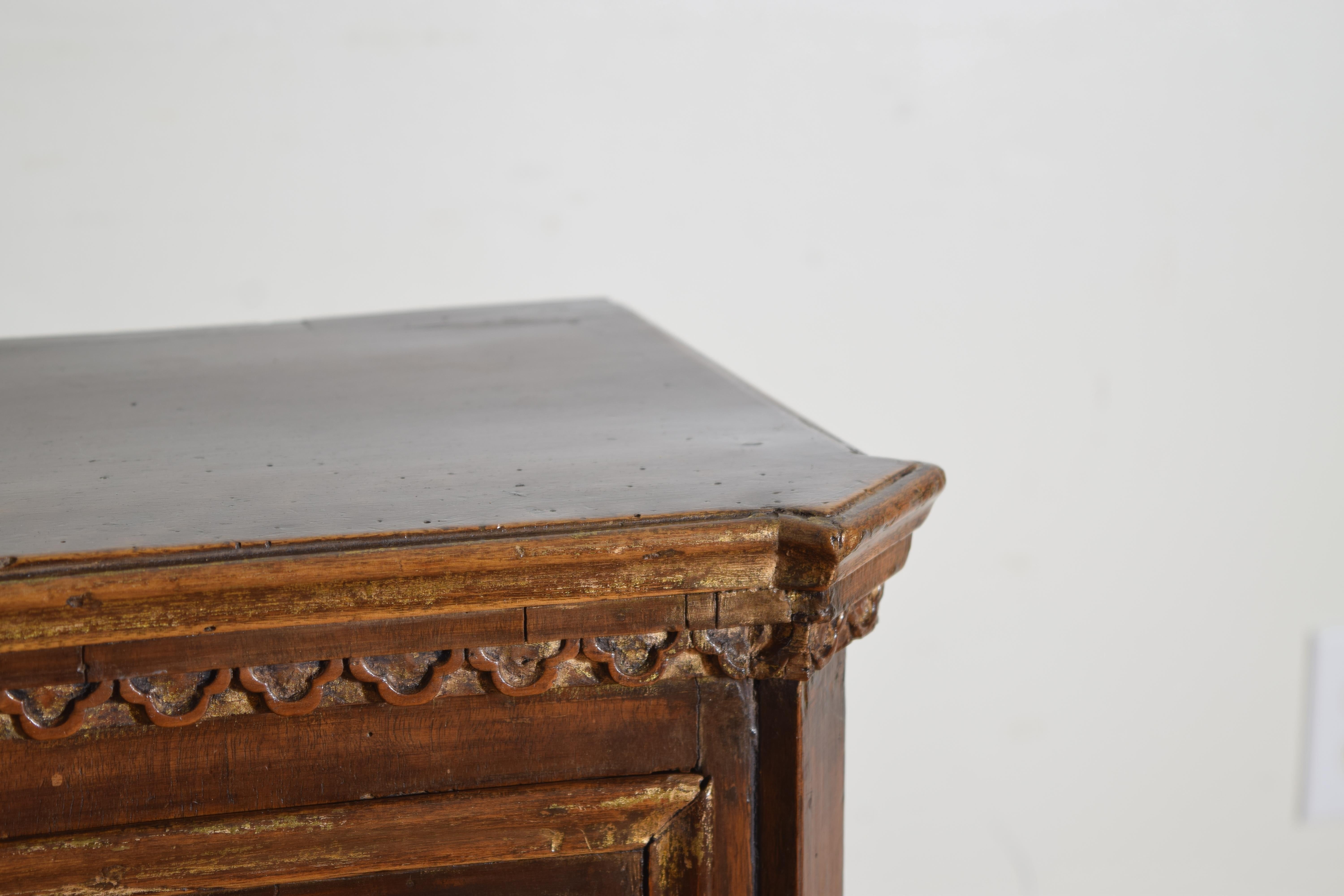 Italian Renaissance Revival Walnut & Giltwood 5-drawer Comodino, late 19th cen. 2