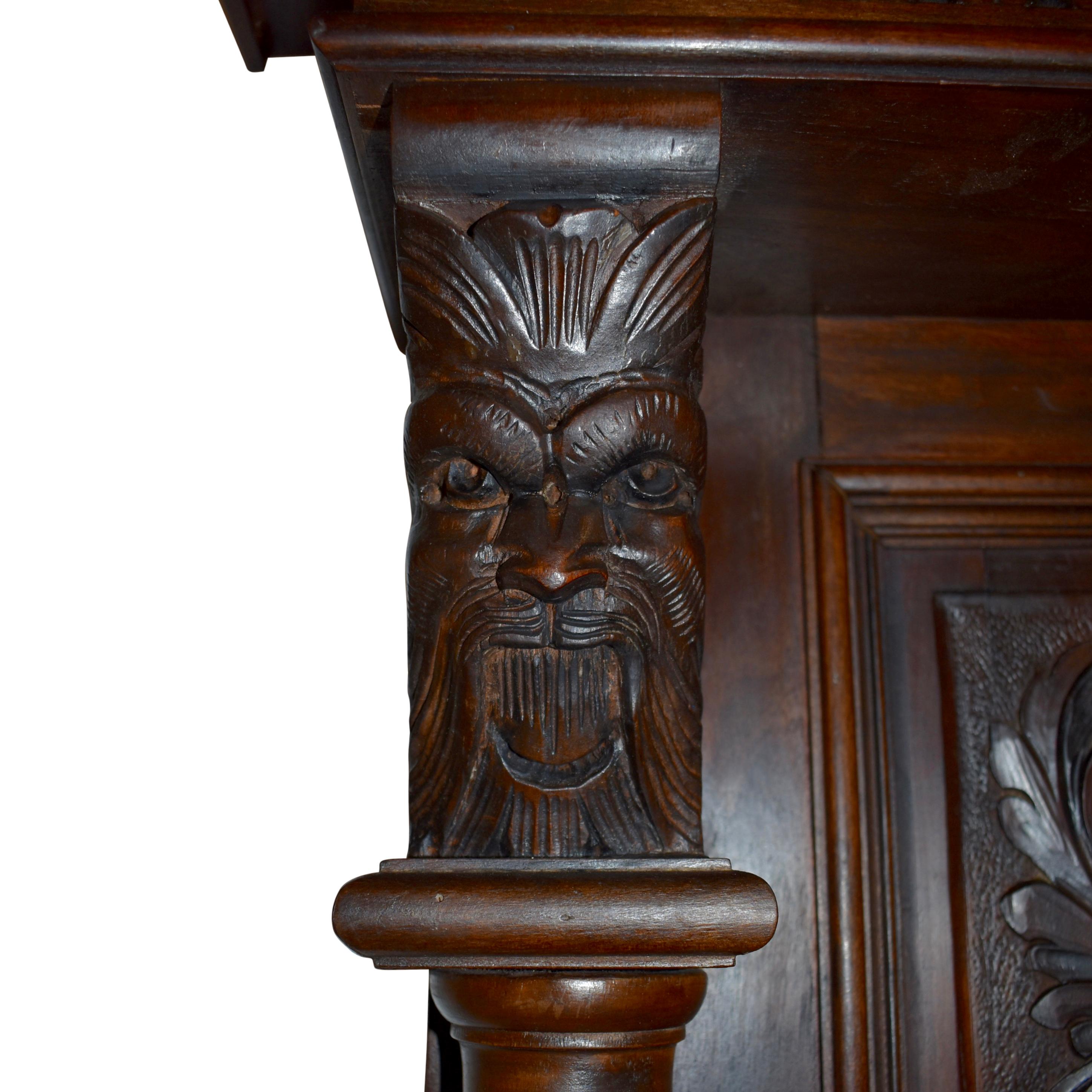 Italian Renaissance Revival Walnut Hall Bench with Green Man Motif, circa 1900 In Good Condition For Sale In Evergreen, CO