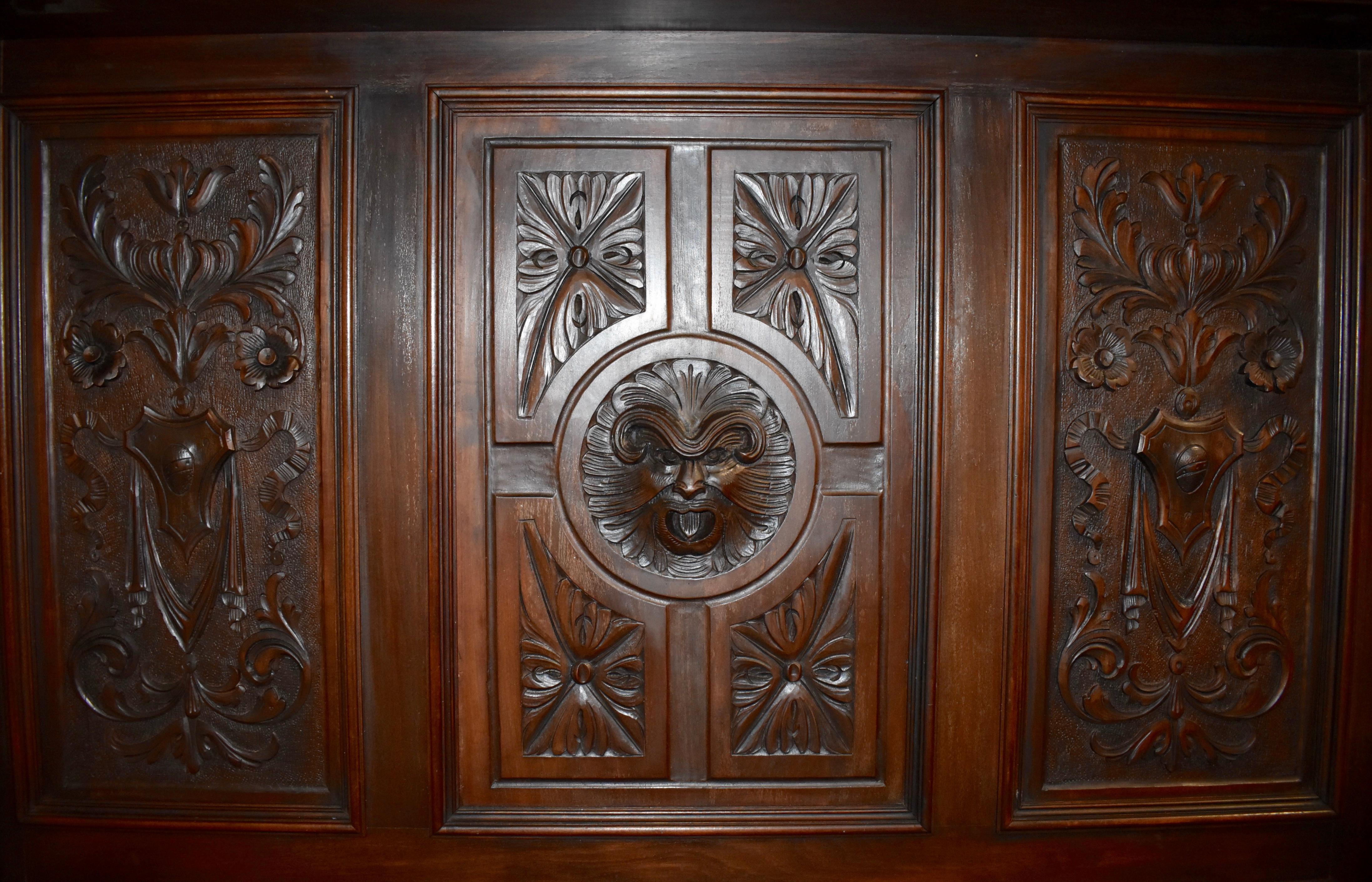 Panca da sala in legno di noce in stile rinascimentale italiano con motivo Greene & Greene, 1900 ca. In condizioni buone in vendita a Evergreen, CO