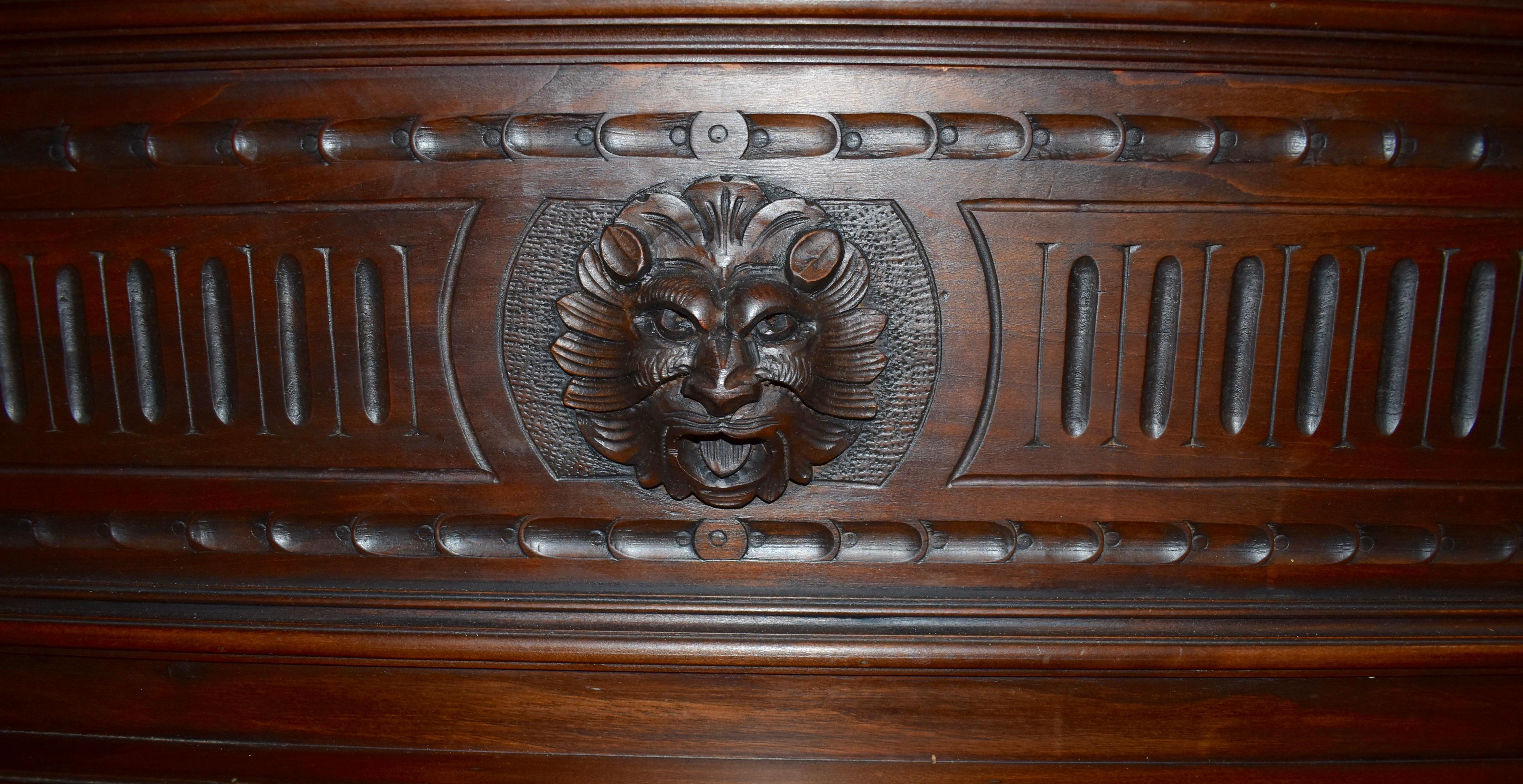 Italian Renaissance Revival Walnut Hall Bench with Green Man Motif, circa 1900 For Sale 1