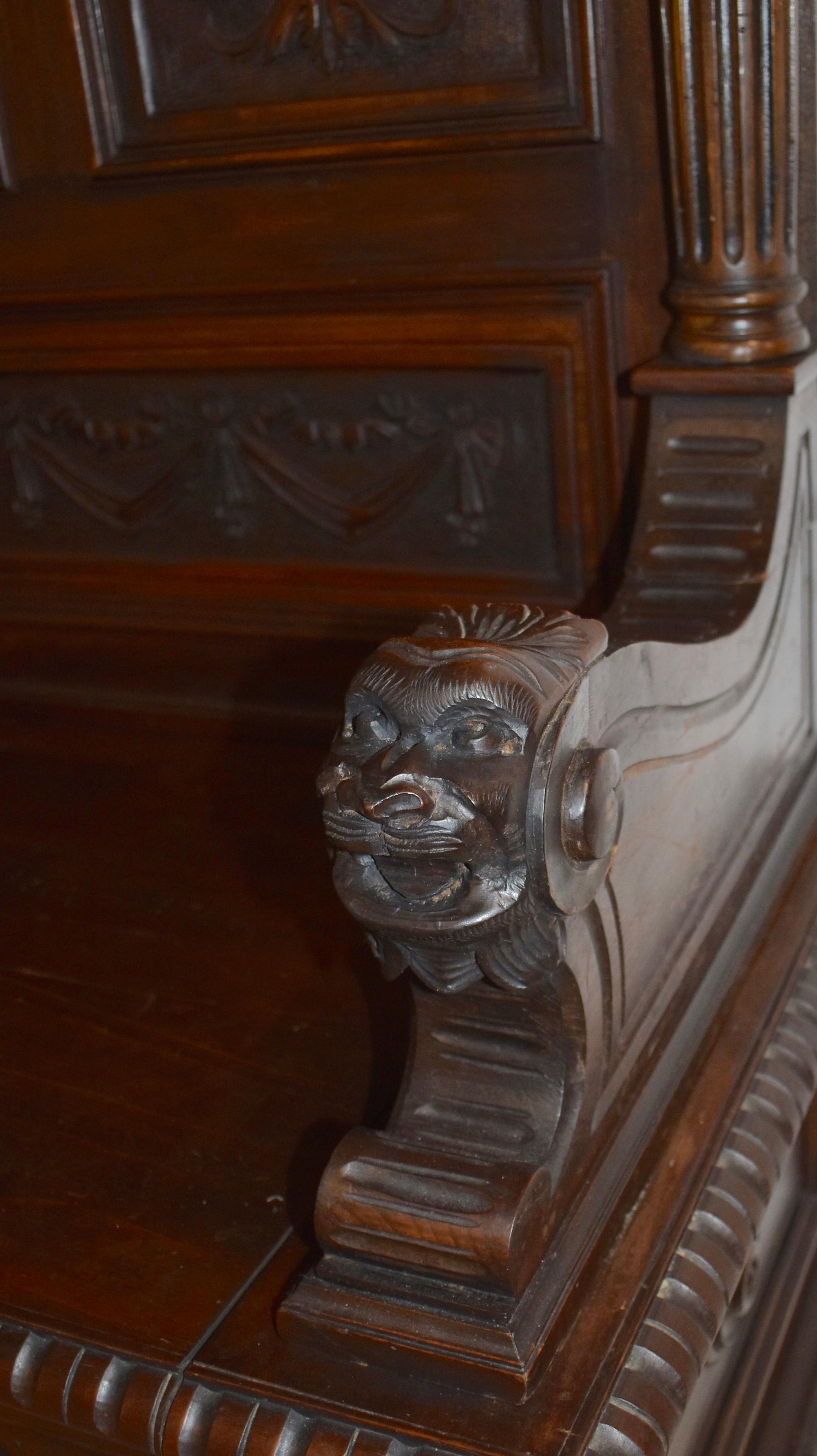 Italian Renaissance Revival Walnut Hall Bench with Green Man Motif, circa 1900 For Sale 3