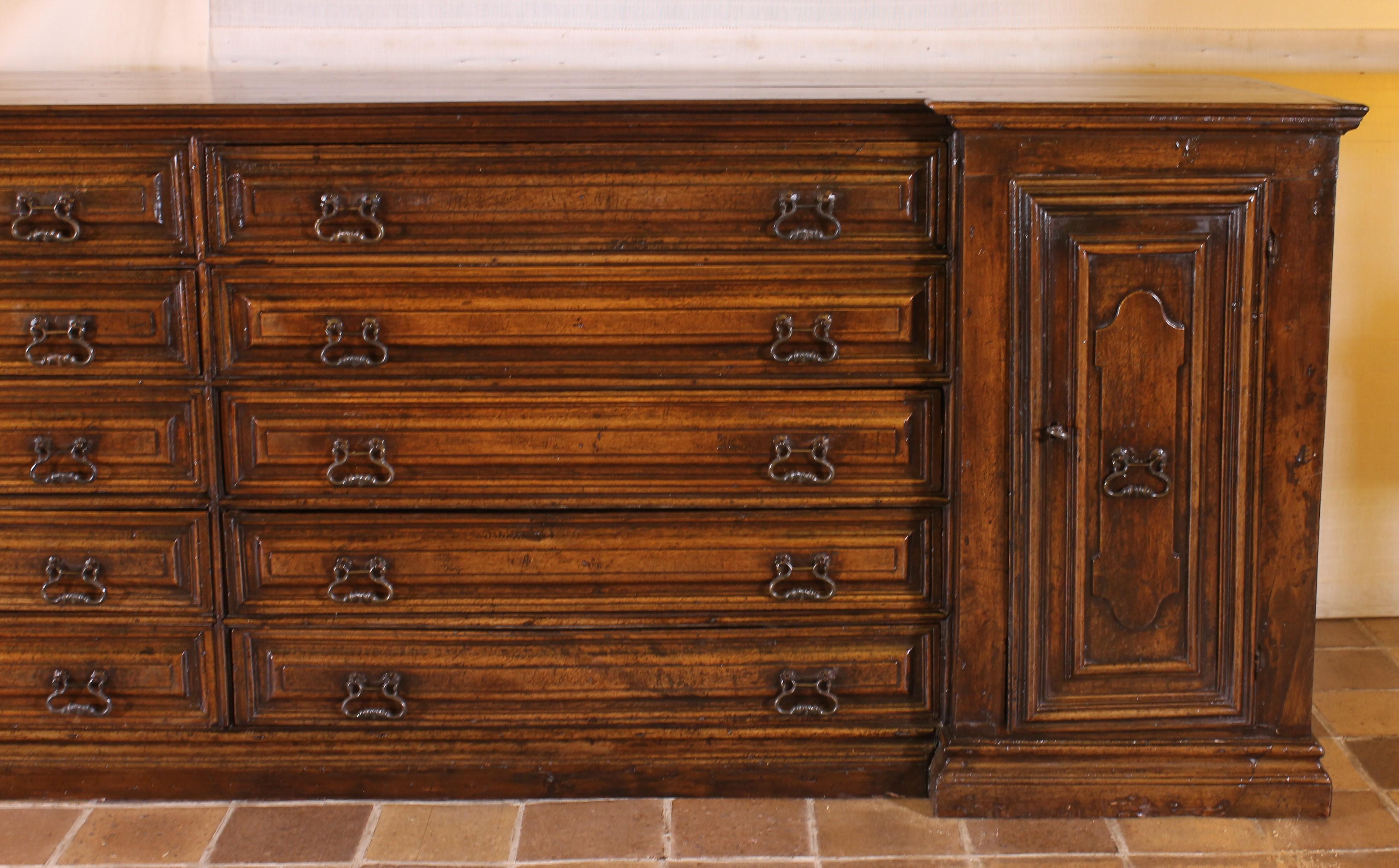 Italian Renaissance sacristy cabinet / buffet in walnut early 17th century probably from Venice
Superb and rare sacristy credenza composed of 10 drawers and two doors. T
he large drawers were used to store vestments from the priests
exceptional