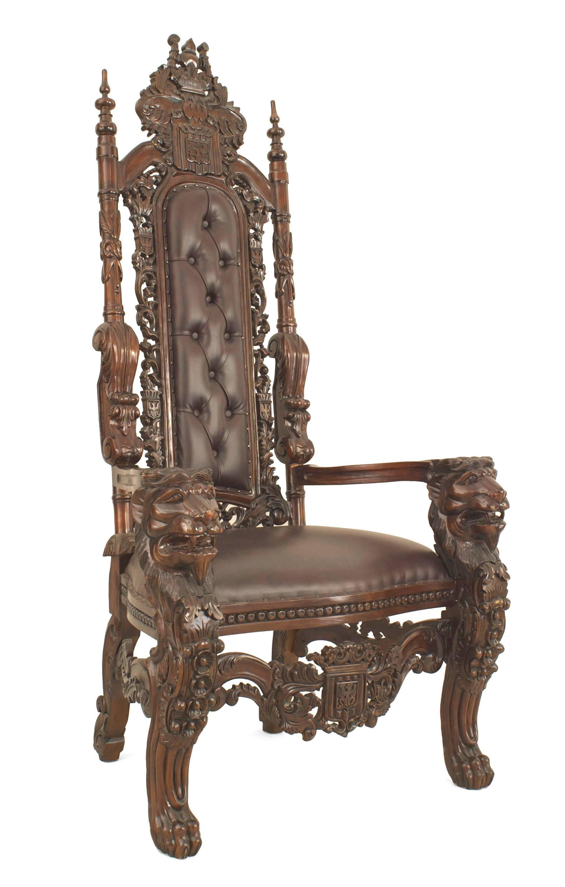 Chaise trône de style Renaissance italienne (20e siècle) en acajou avec des bras de lion sculptés et un haut dossier sculpté avec un dossier et un siège en cuir brun touffeté (similaire à Inv. CON076)
