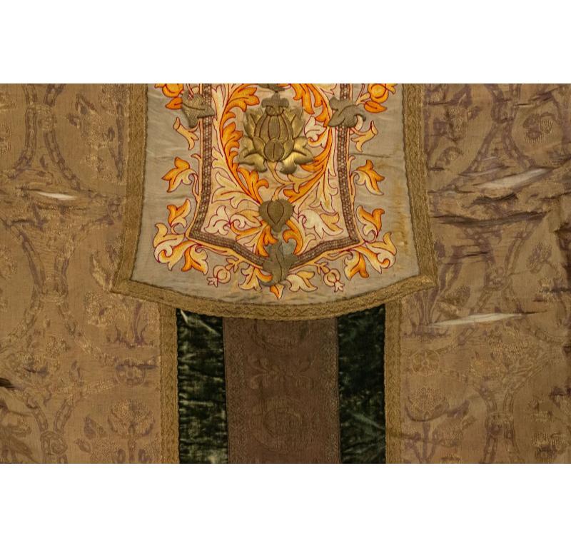 Hand-Crafted Italian Renaissance Style Beige and Green Shield For Sale