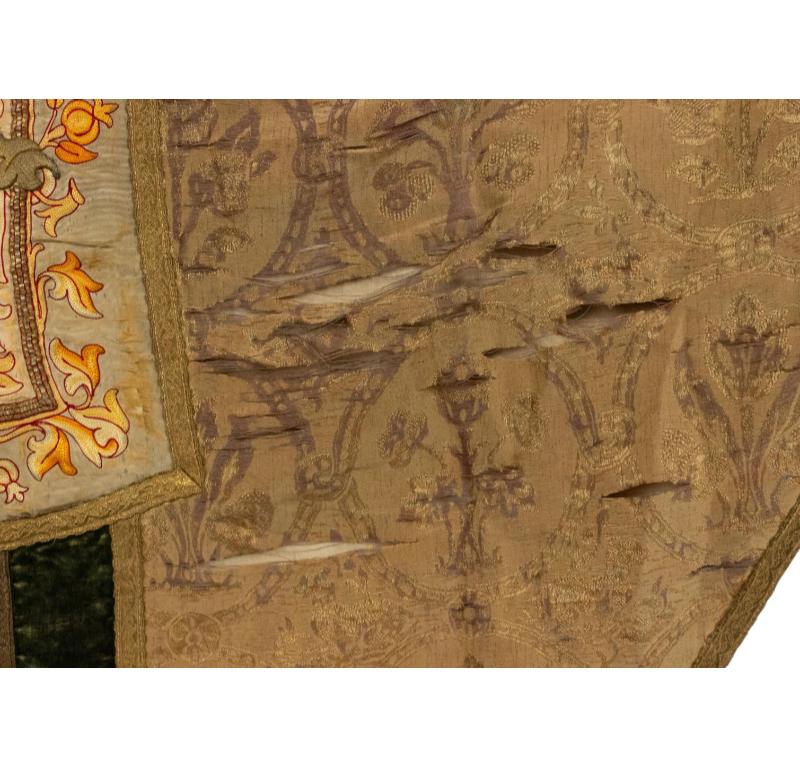 Italian Renaissance Style Beige and Green Shield In Good Condition For Sale In Queens, NY