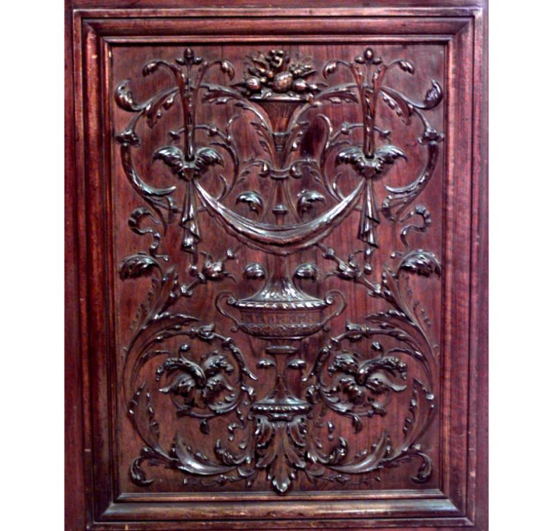 Panel de puerta de nogal tallado de estilo renacentista italiano (s. XIX) con inserción de cristal ovalado y diseño de figuras y volutas talladas (PUERTAS A JUEGO EN LA BIBLIOTECA DE NYC DE LA CALLE 42).