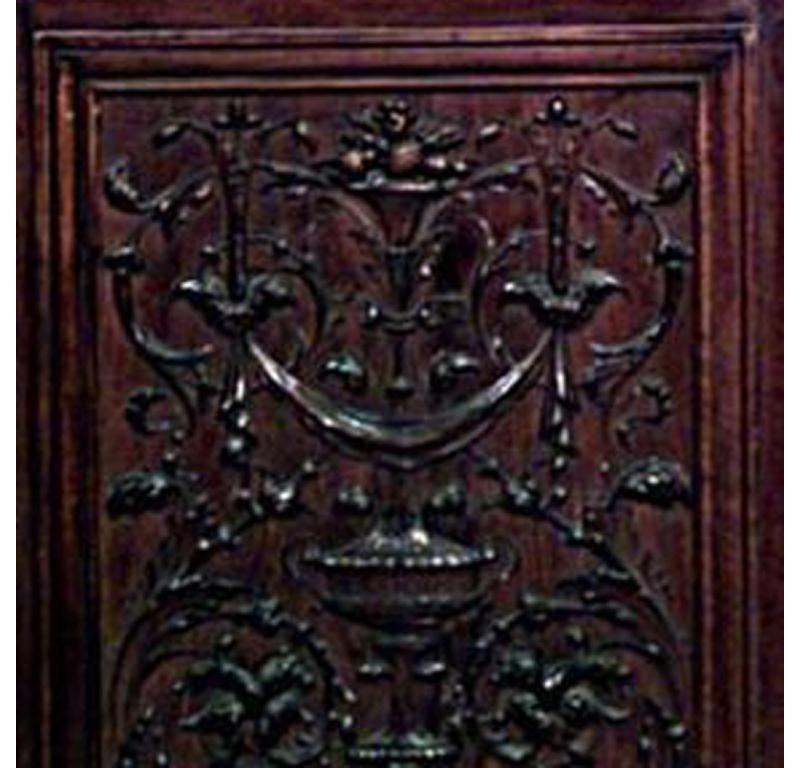 Puerta de nogal tallado de estilo renacentista italiano Italiano en venta