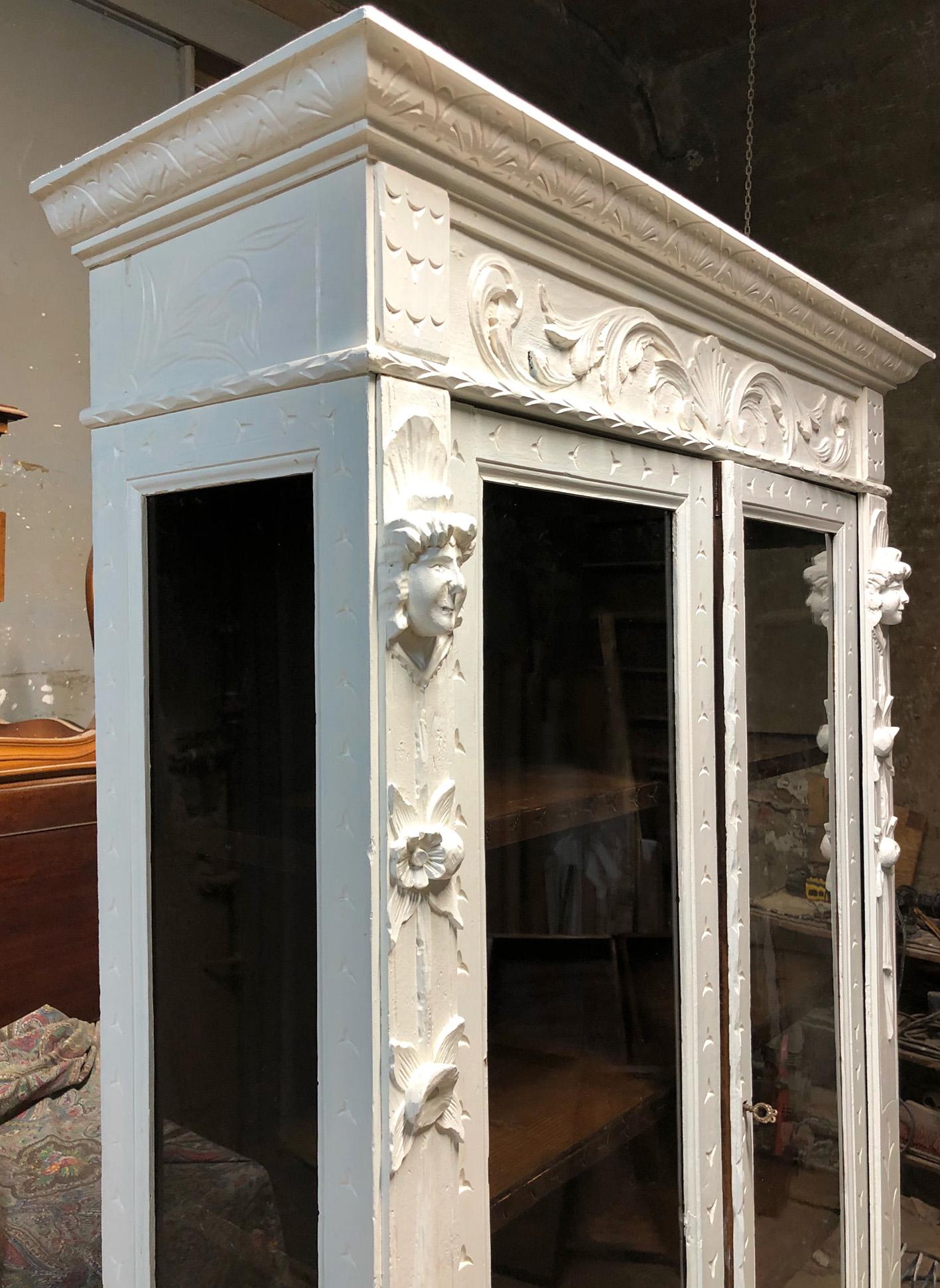 Italian Renaissance Style Display Cabinet Original in Hand-Carved Solid For Sale 3