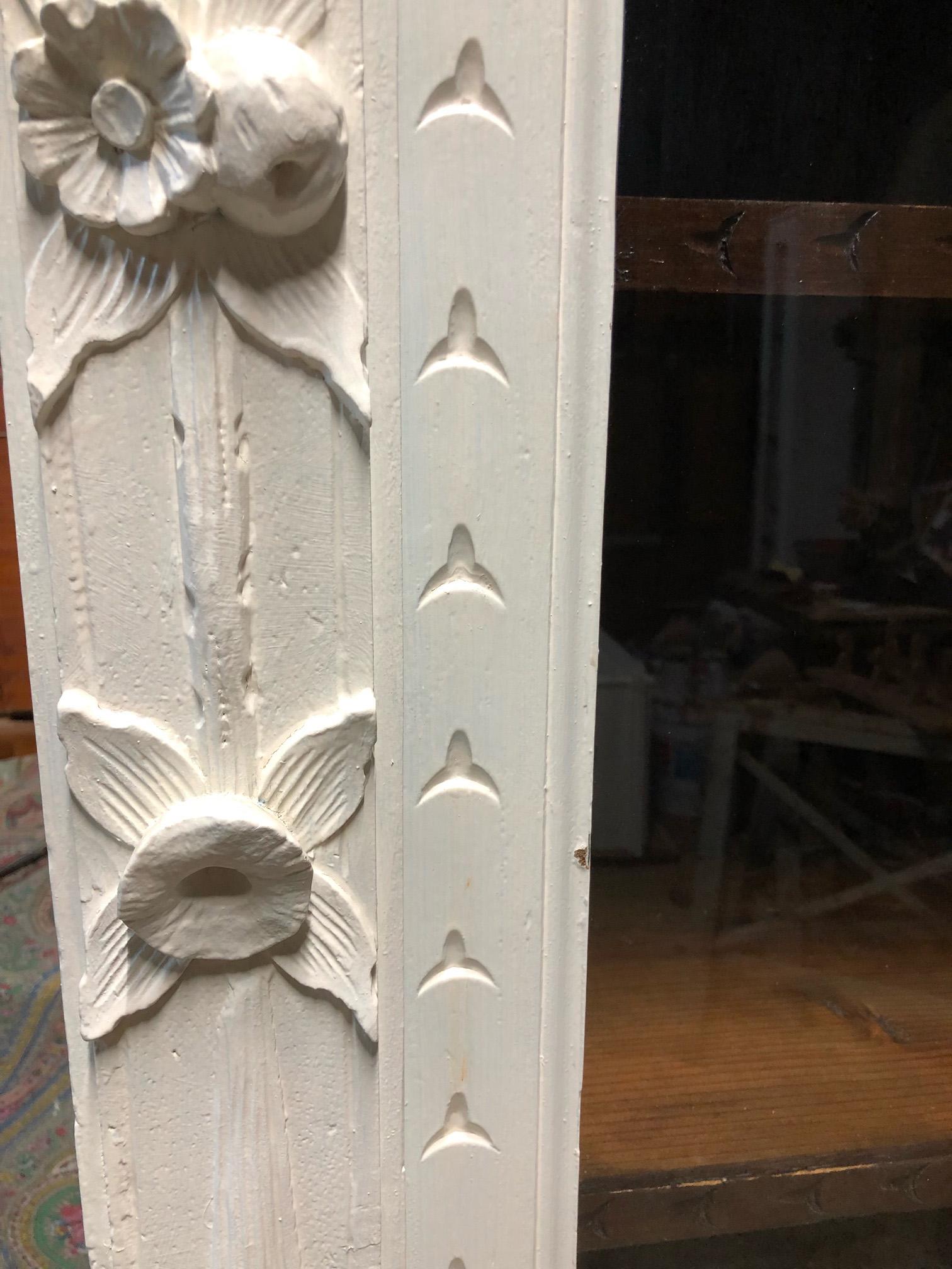 Italian Renaissance Style Display Cabinet Original in Hand-Carved Solid For Sale 7