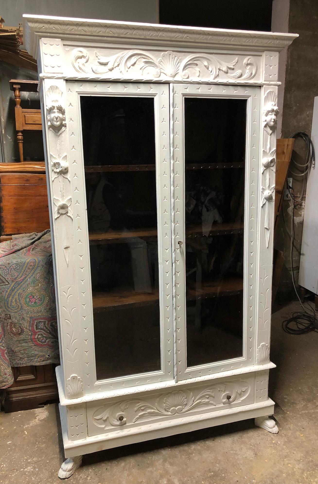 Italian Renaissance Style Display Cabinet Original in Hand-Carved Solid For Sale 10