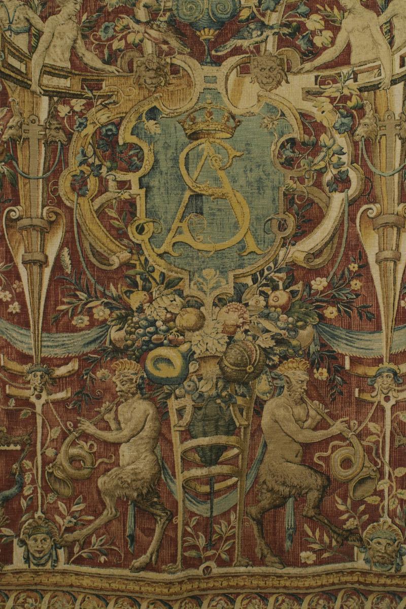 Tapisserie verticale de style Renaissance italienne (19/20e siècle) à fond rouge avec un écusson central portant les initiales 