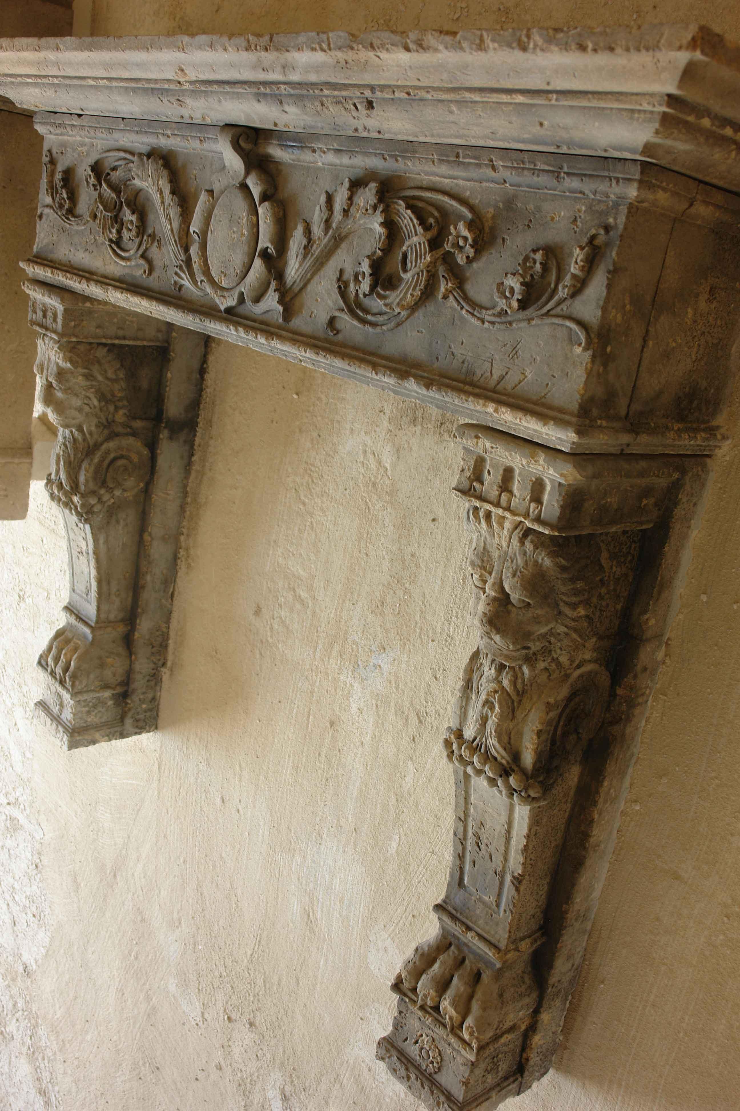 Italian Renaissance Style Fireplace, Hand-Carved in Limestone, Antique Finishing For Sale 4