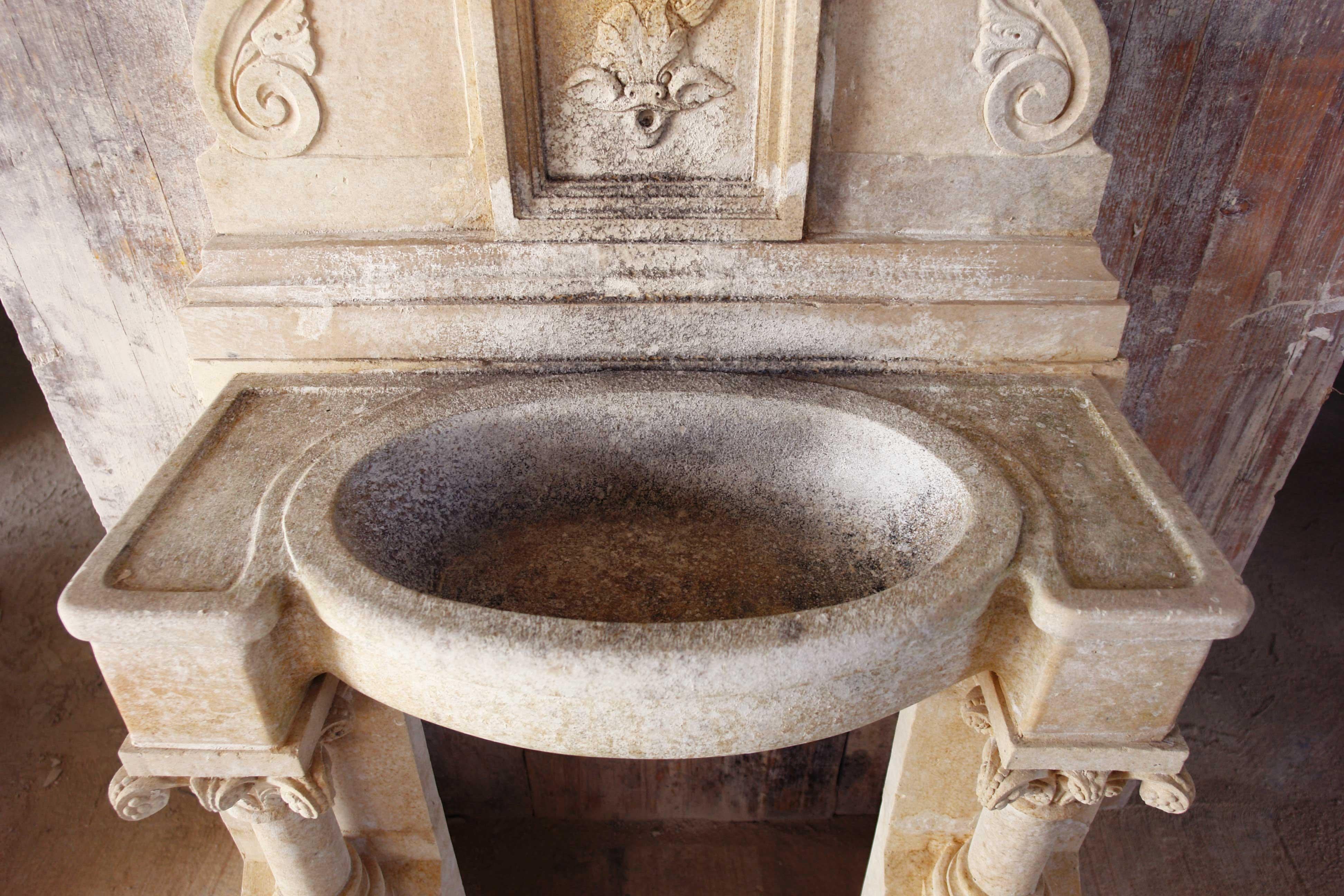Italian Renaissance Style Fountain Hand-Carved in Pure Limestone Antique Patina For Sale 7