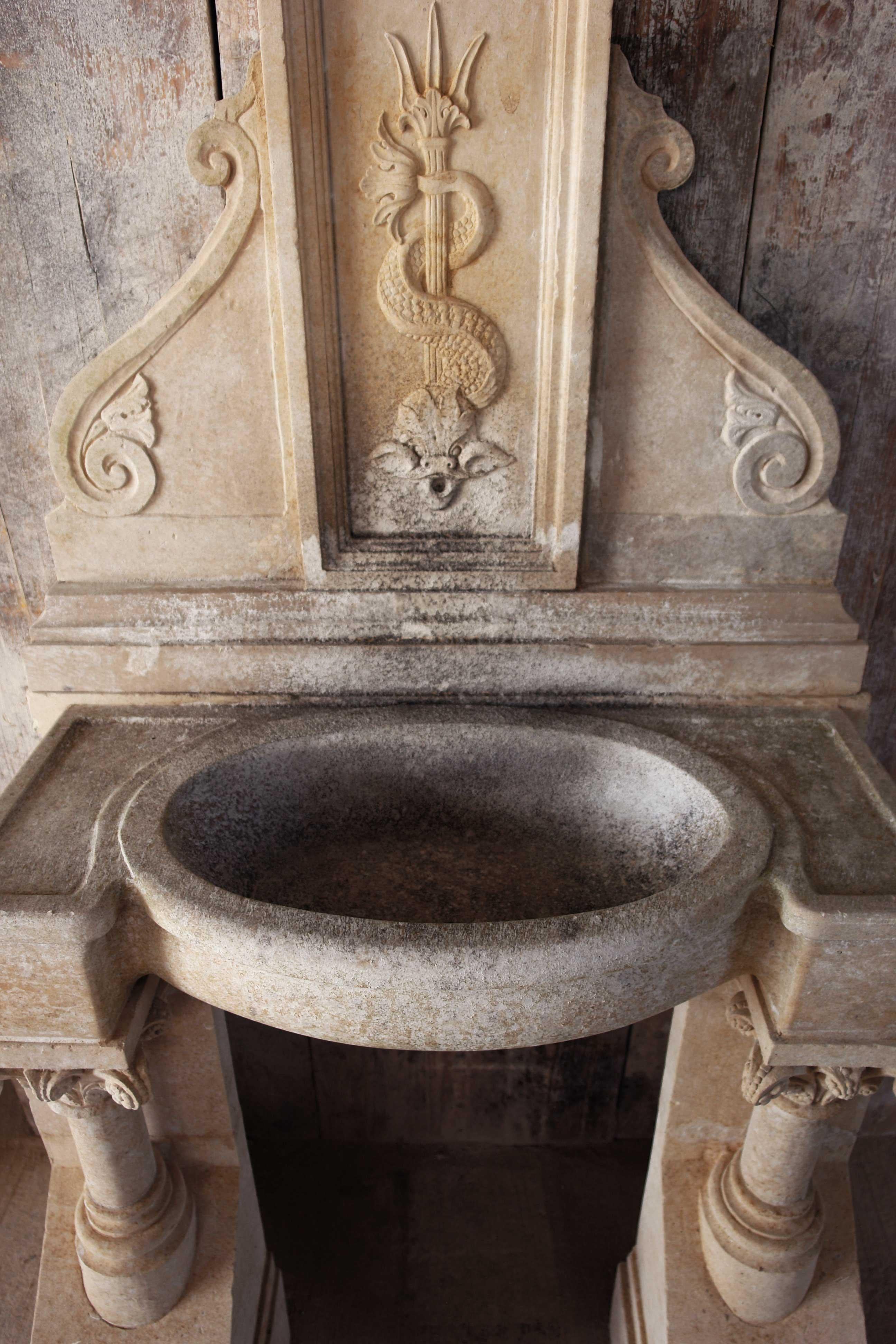20th Century Italian Renaissance Style Fountain Hand-Carved in Pure Limestone Antique Patina For Sale