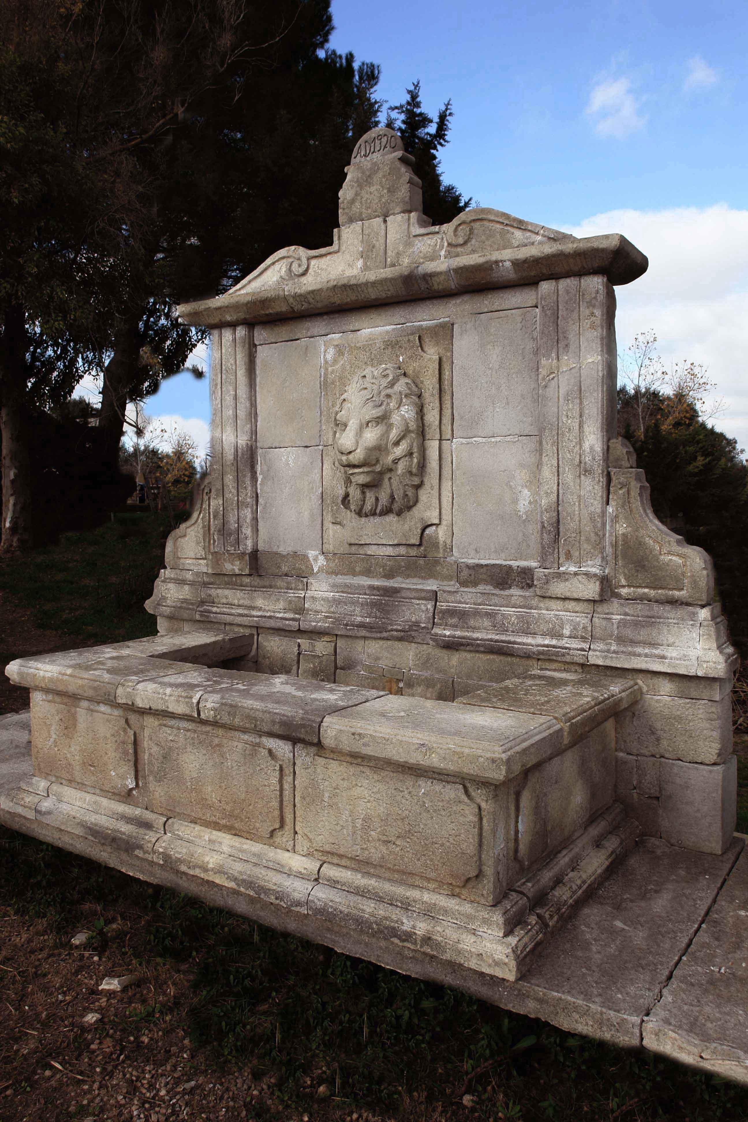 Italian Renaissance Style Fountain, Lions Central Head Water Fall in Limestone In Good Condition For Sale In LOS ANGELES, CA