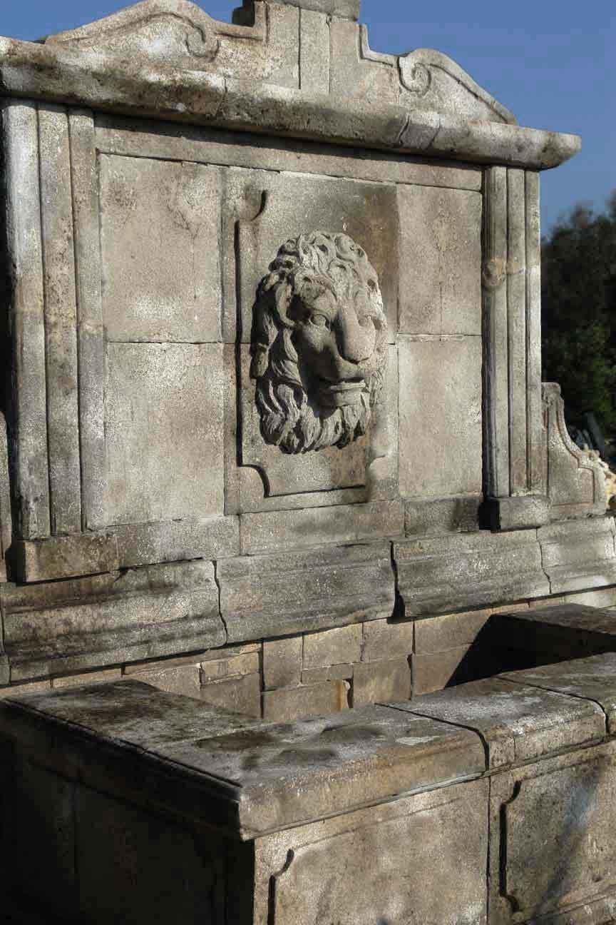 20th Century Italian Renaissance Style Fountain, Lions Central Head Water Fall in Limestone For Sale