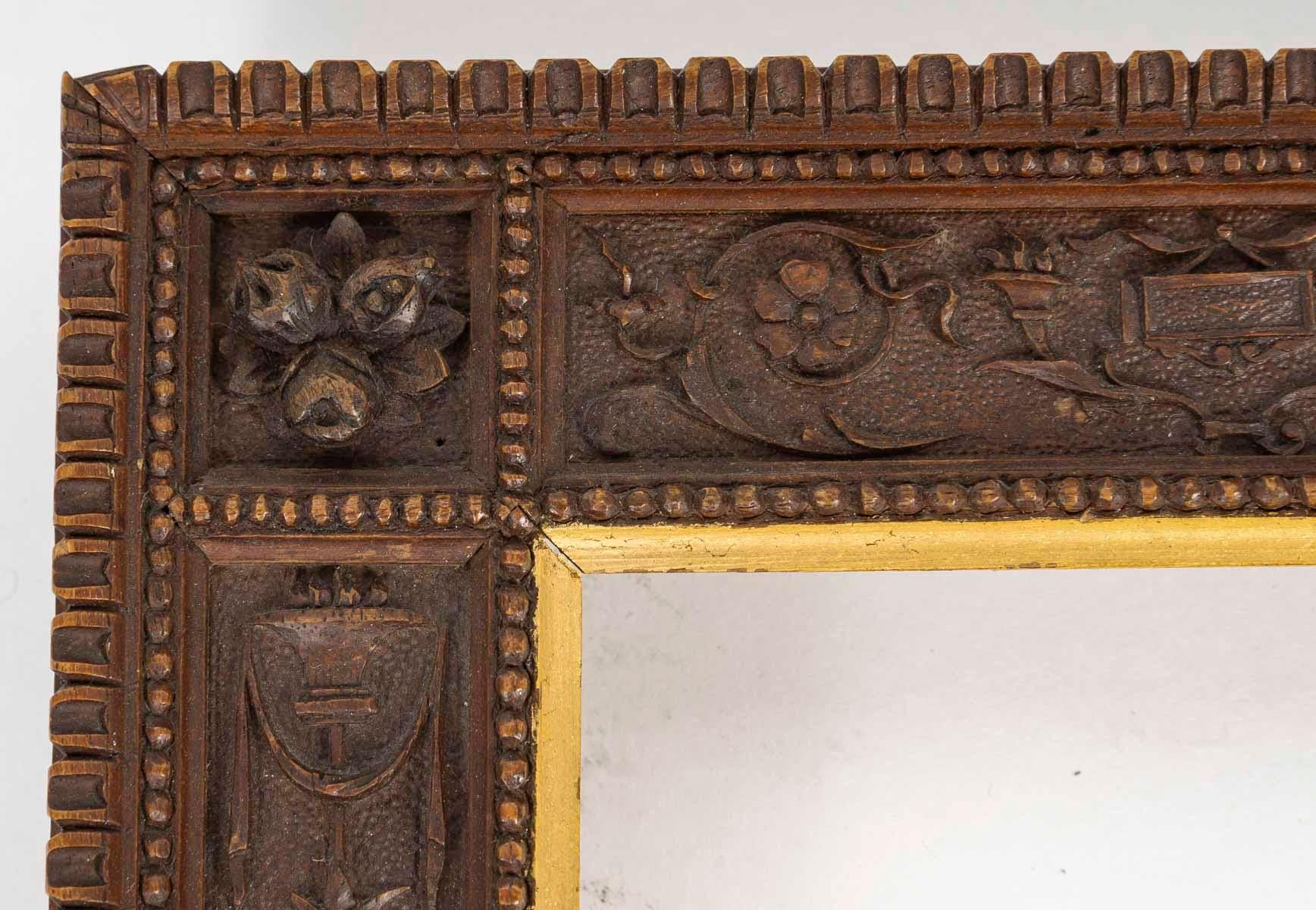 Cornice in stile rinascimentale italiano in legno finemente intagliato e parzialmente dorato, XIX secolo.

Cornice in stile rinascimentale italiano del XIX secolo in legno finemente intagliato e dorato.
Telaio: H: 21.5cm, L: 18cm, P: 1cm
Vista