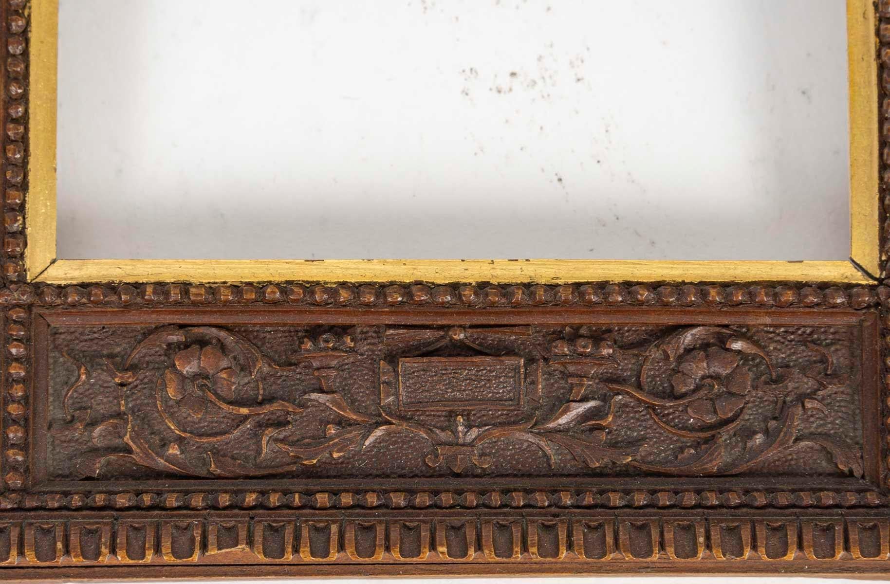 19th Century Italian Renaissance Style Frame in Finely Carved Wood, Partially Gilded. For Sale