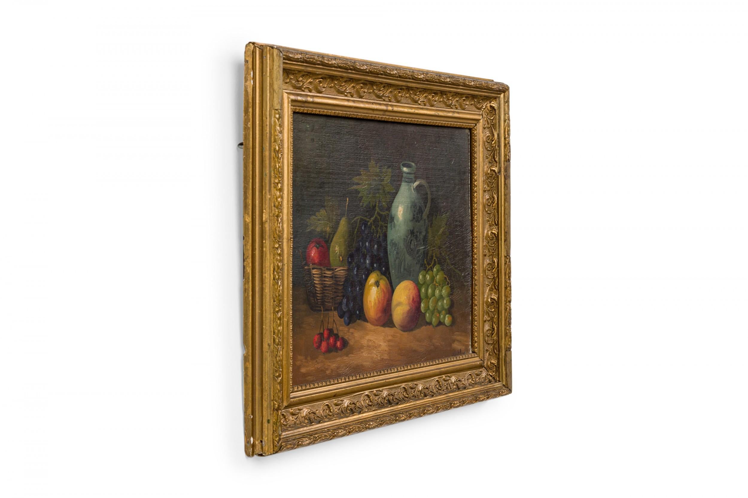 Nature morte à l'huile encadrée et dorée de style Renaissance italienne (20e siècle) représentant des fruits, une cruche et un panier.