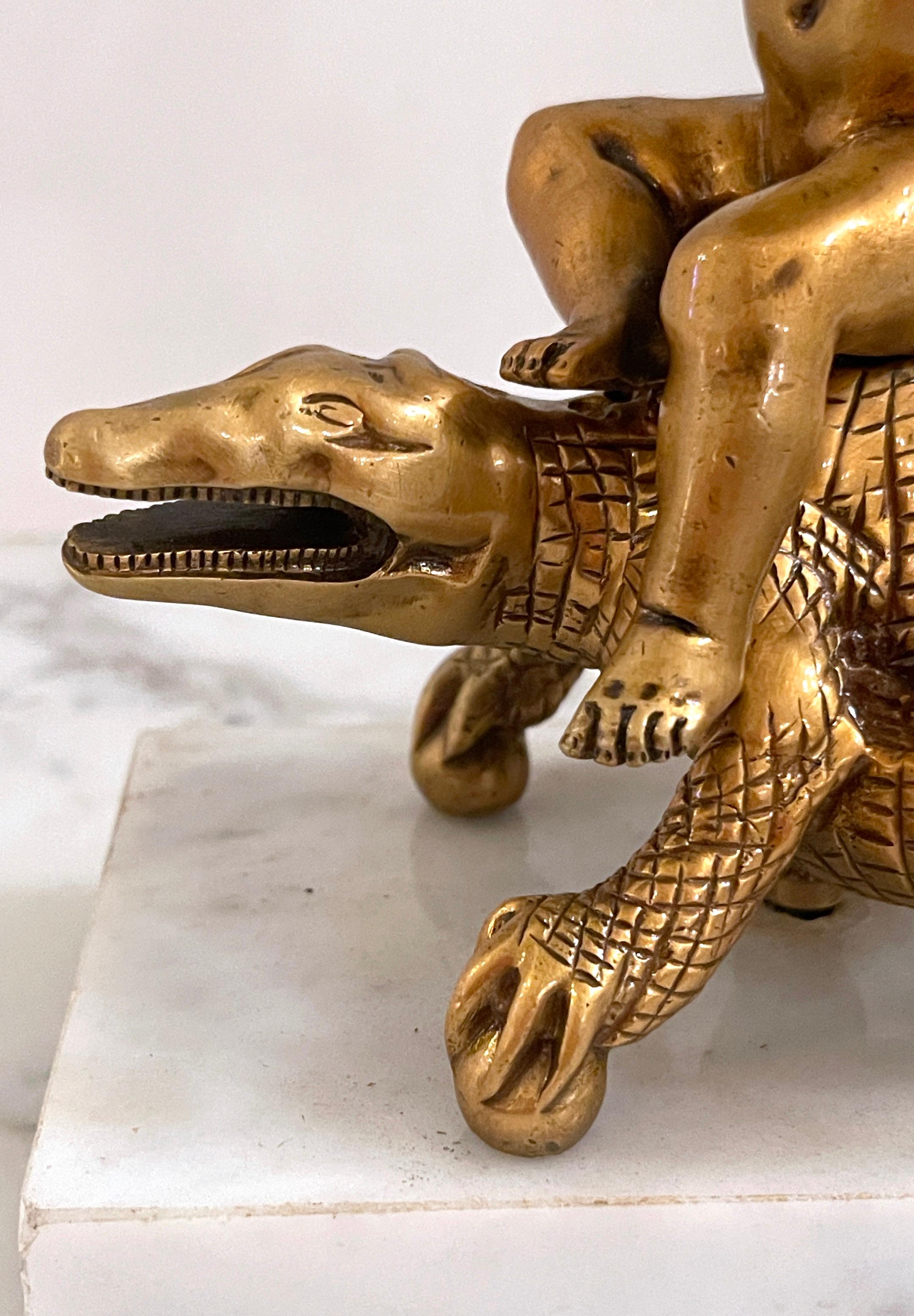 Italienischer Kerzenständer aus vergoldeter Bronze und Marmor im Renaissance-Stil mit Putten auf Krokodil   im Angebot 4