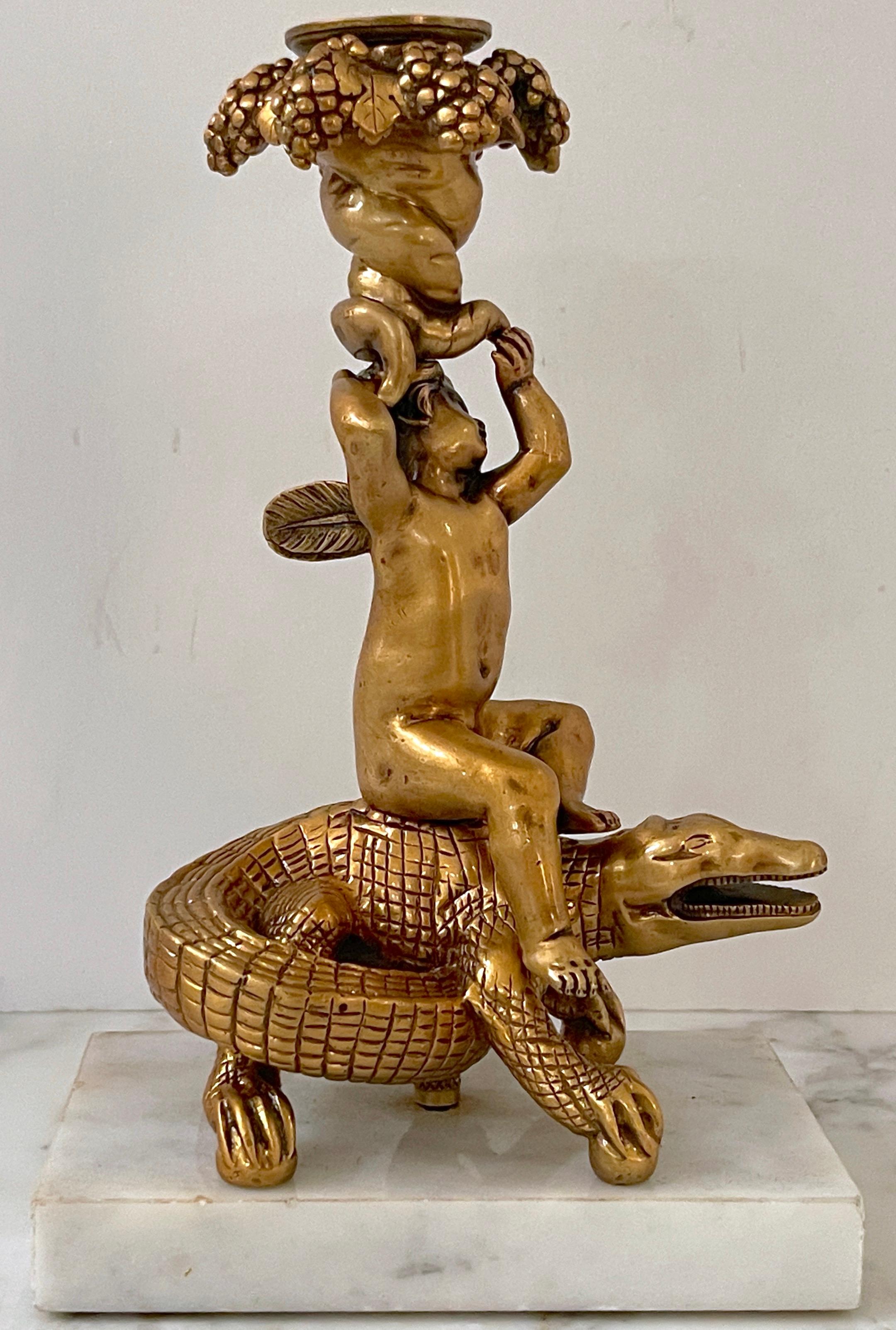 Italienischer Kerzenständer aus vergoldeter Bronze und Marmor im Renaissance-Stil mit Putten auf Krokodil   im Angebot 5