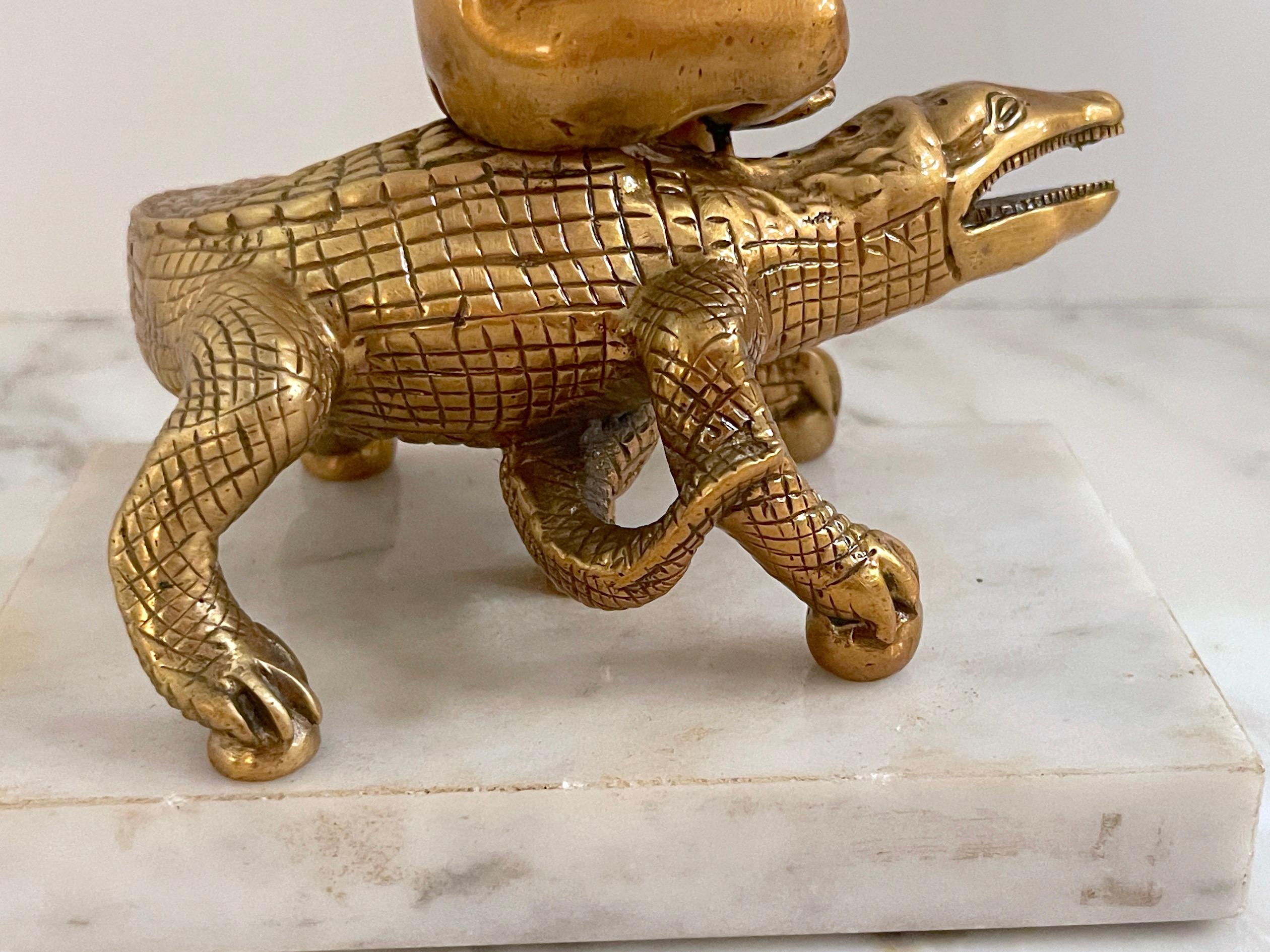 Italienischer Kerzenständer aus vergoldeter Bronze und Marmor im Renaissance-Stil mit Putten auf Krokodil   im Angebot 8