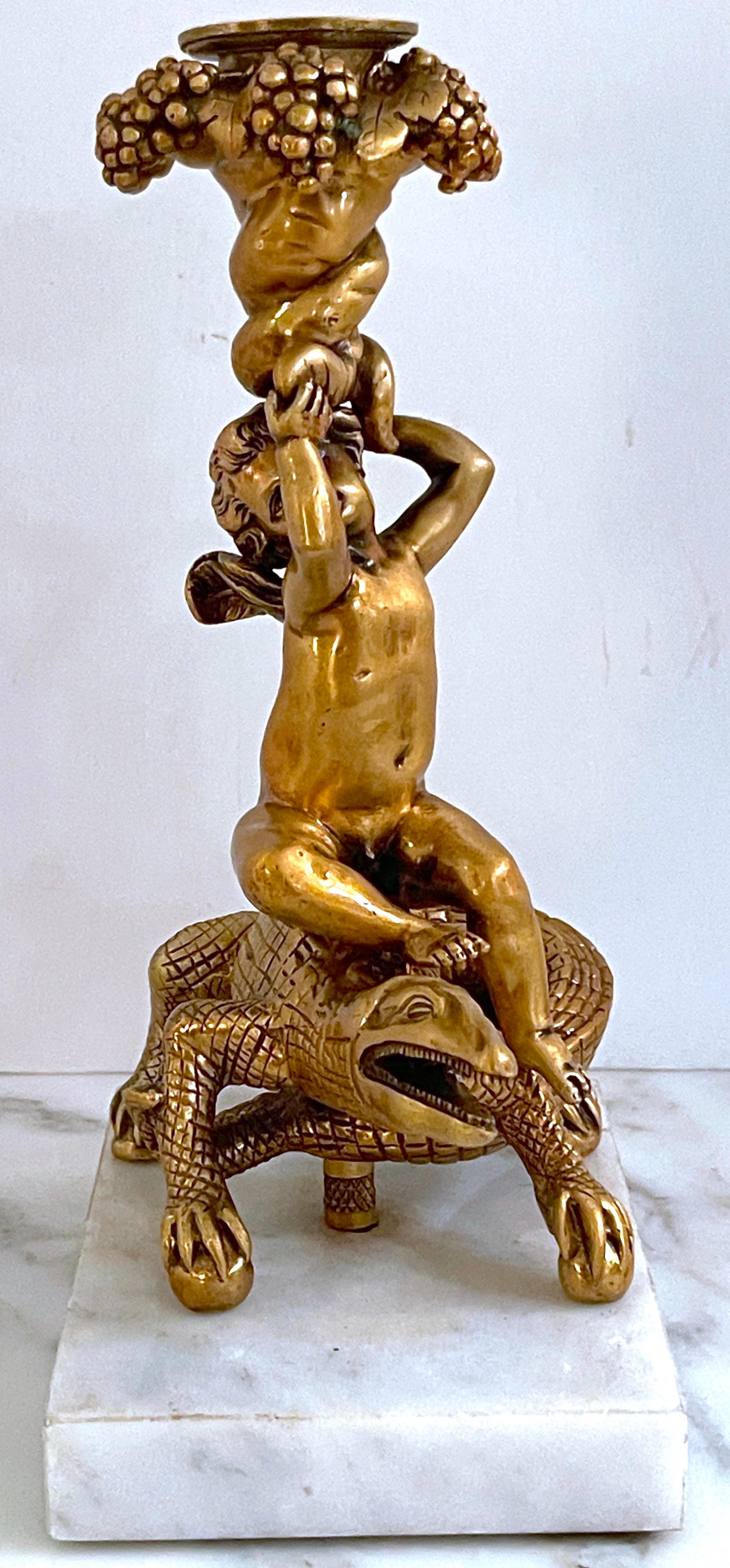 Italienischer Kerzenständer aus vergoldeter Bronze und Marmor im Renaissance-Stil mit Putten auf Krokodil   (Graviert) im Angebot