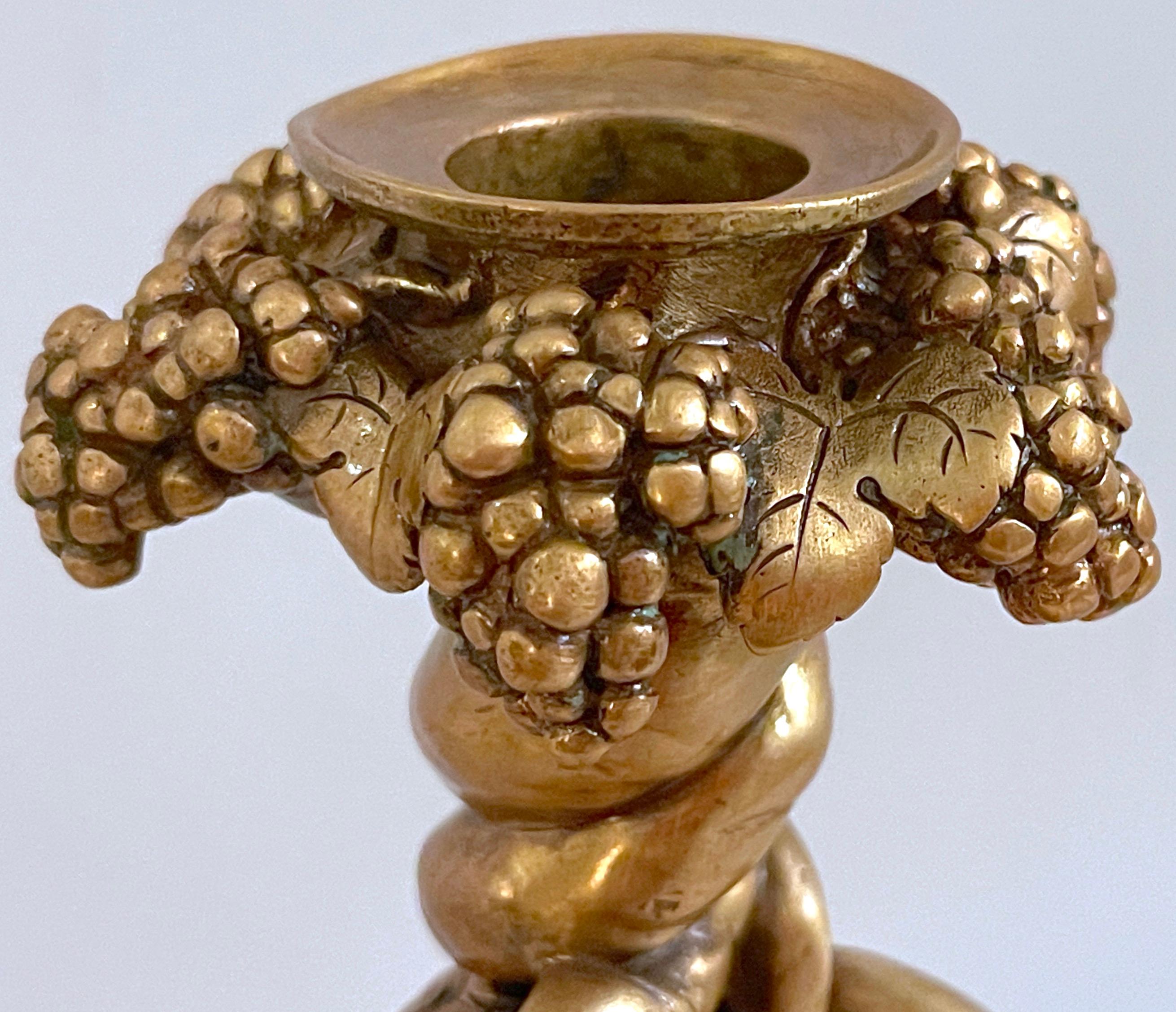 Italienischer Kerzenständer aus vergoldeter Bronze und Marmor im Renaissance-Stil mit Putten auf Krokodil   im Angebot 1